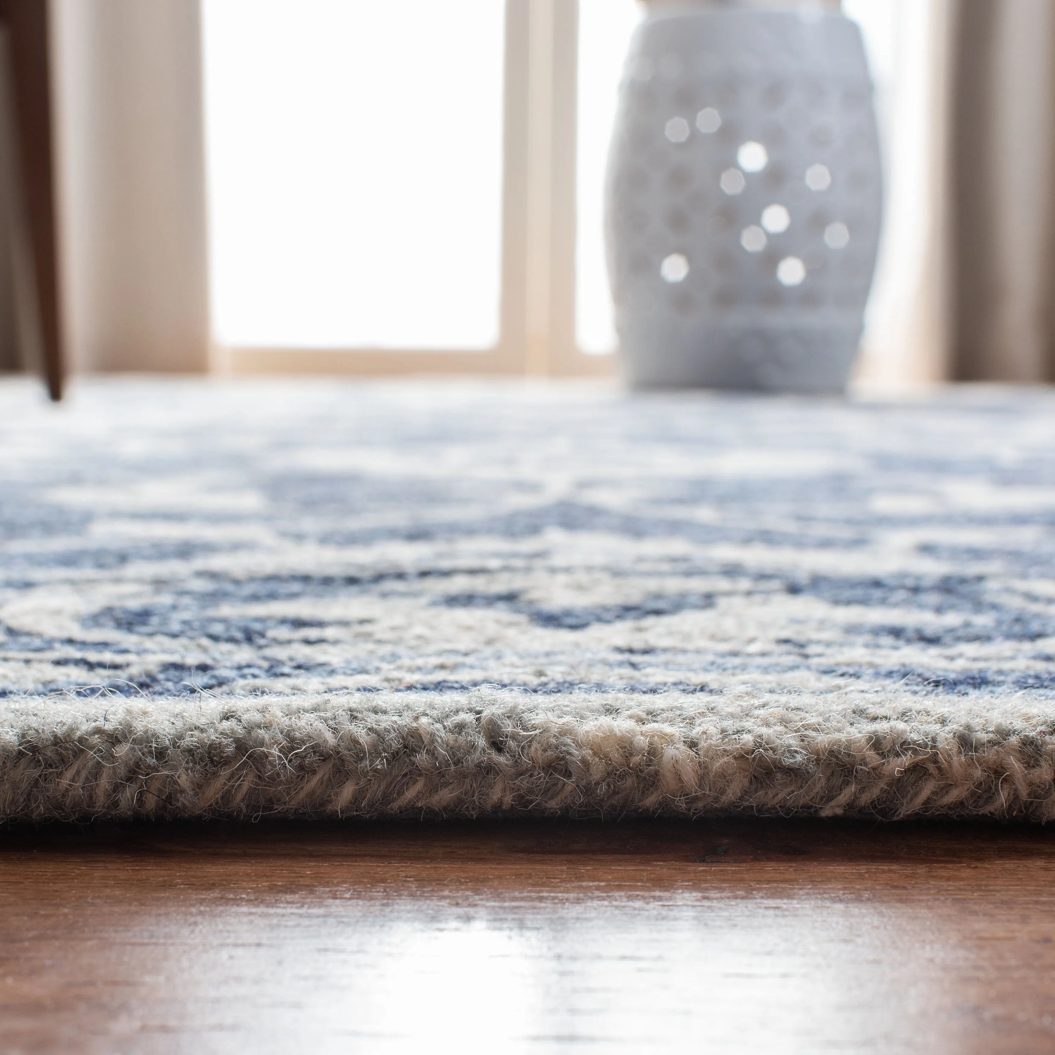 SAFAVIEH Handmade Micro-Loop Fjoralba Transitional Floral Wool Rug