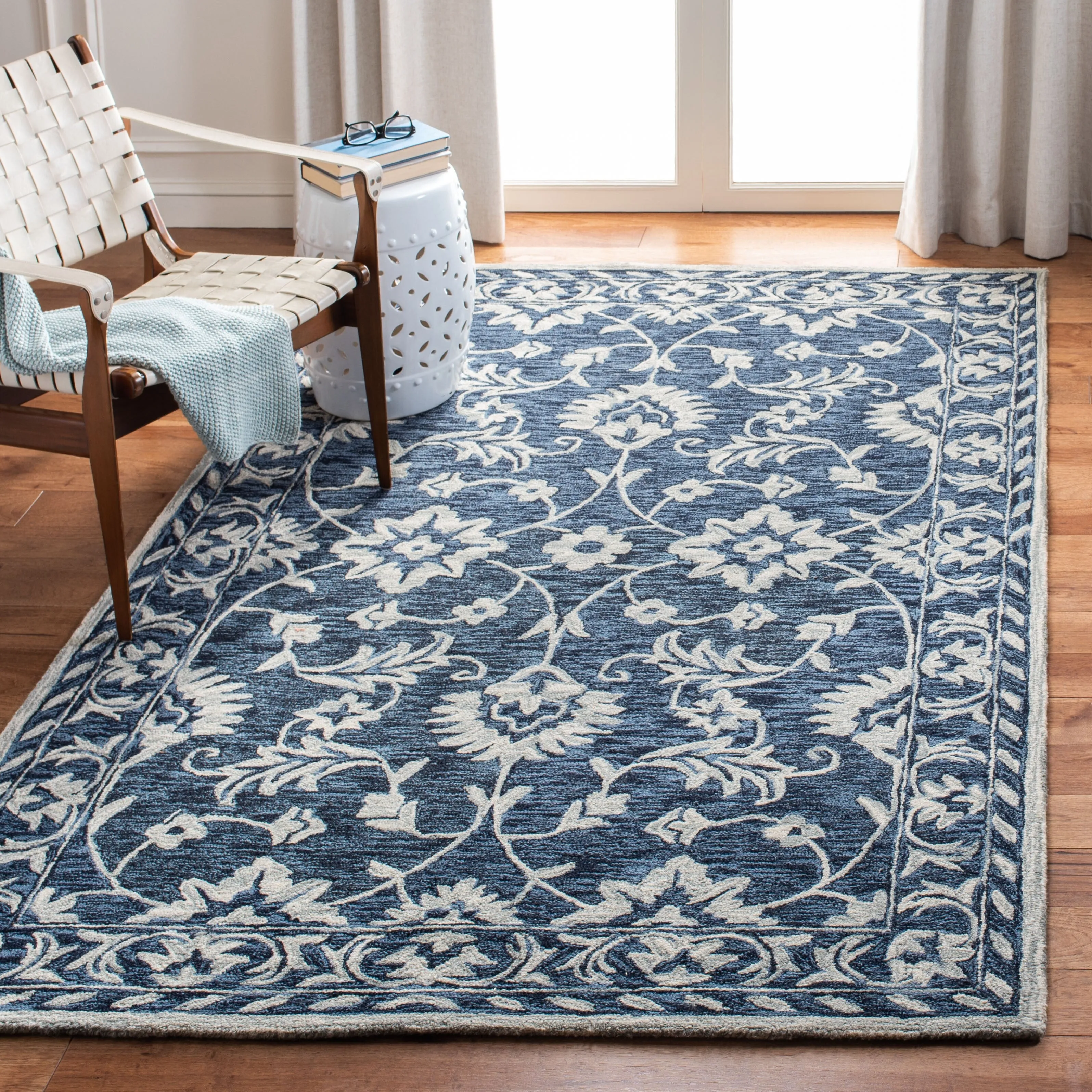 SAFAVIEH Handmade Micro-Loop Fjoralba Transitional Floral Wool Rug
