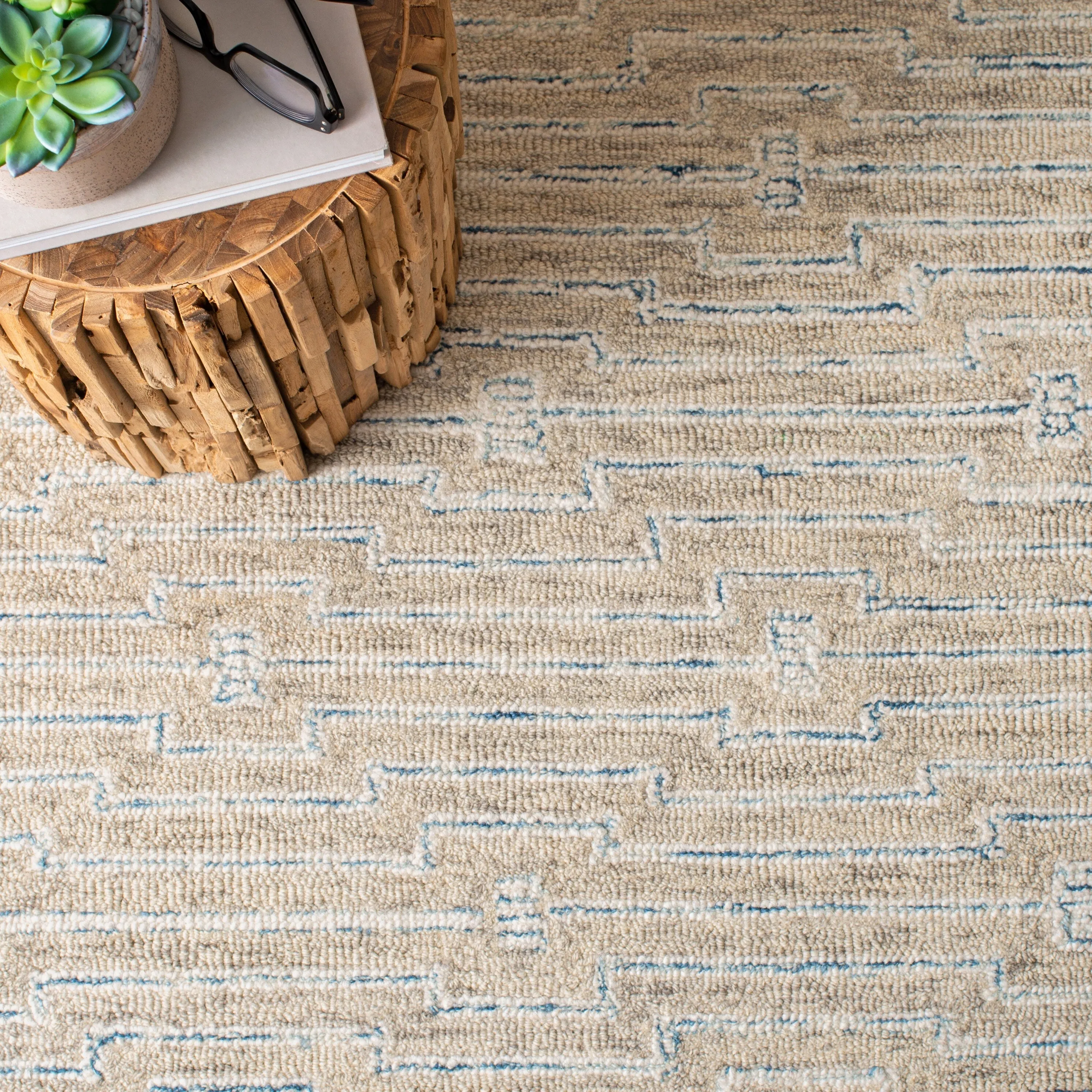 SAFAVIEH Handmade Micro-Loop Gatienne Modern Wool Rug