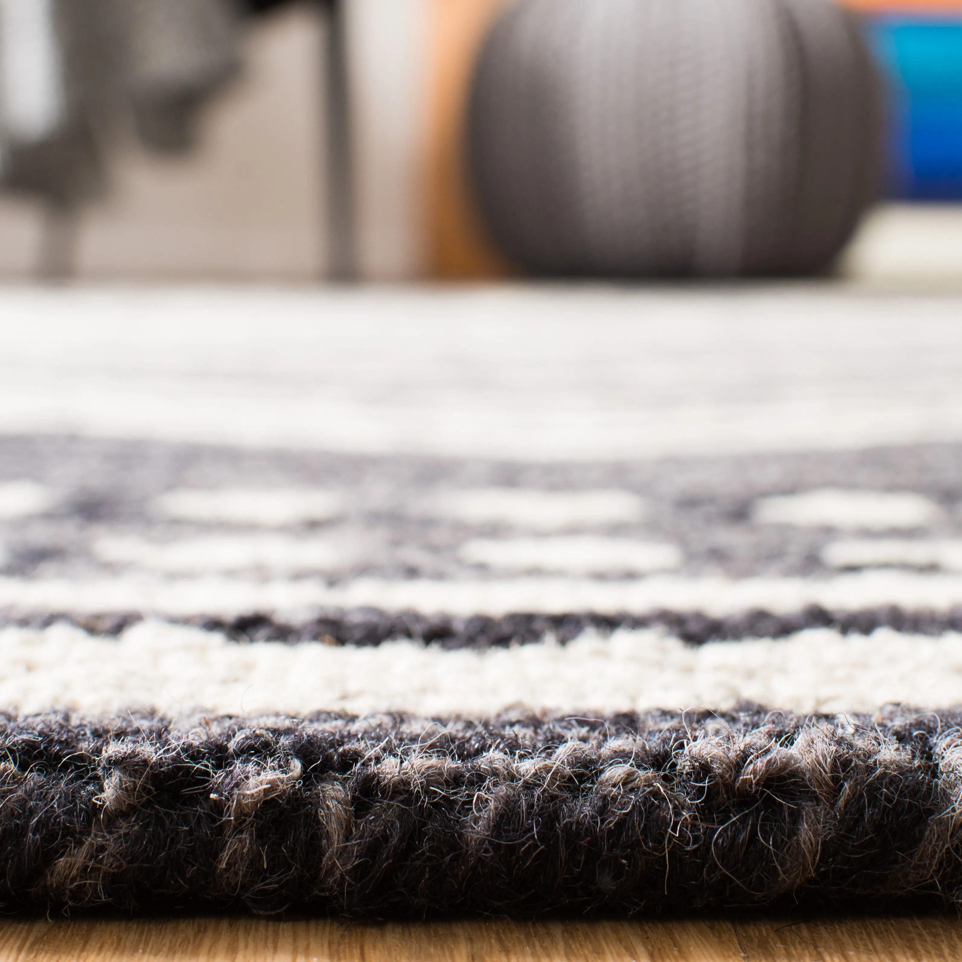 SAFAVIEH Handmade Micro-Loop Gudula Moroccan Wool Rug