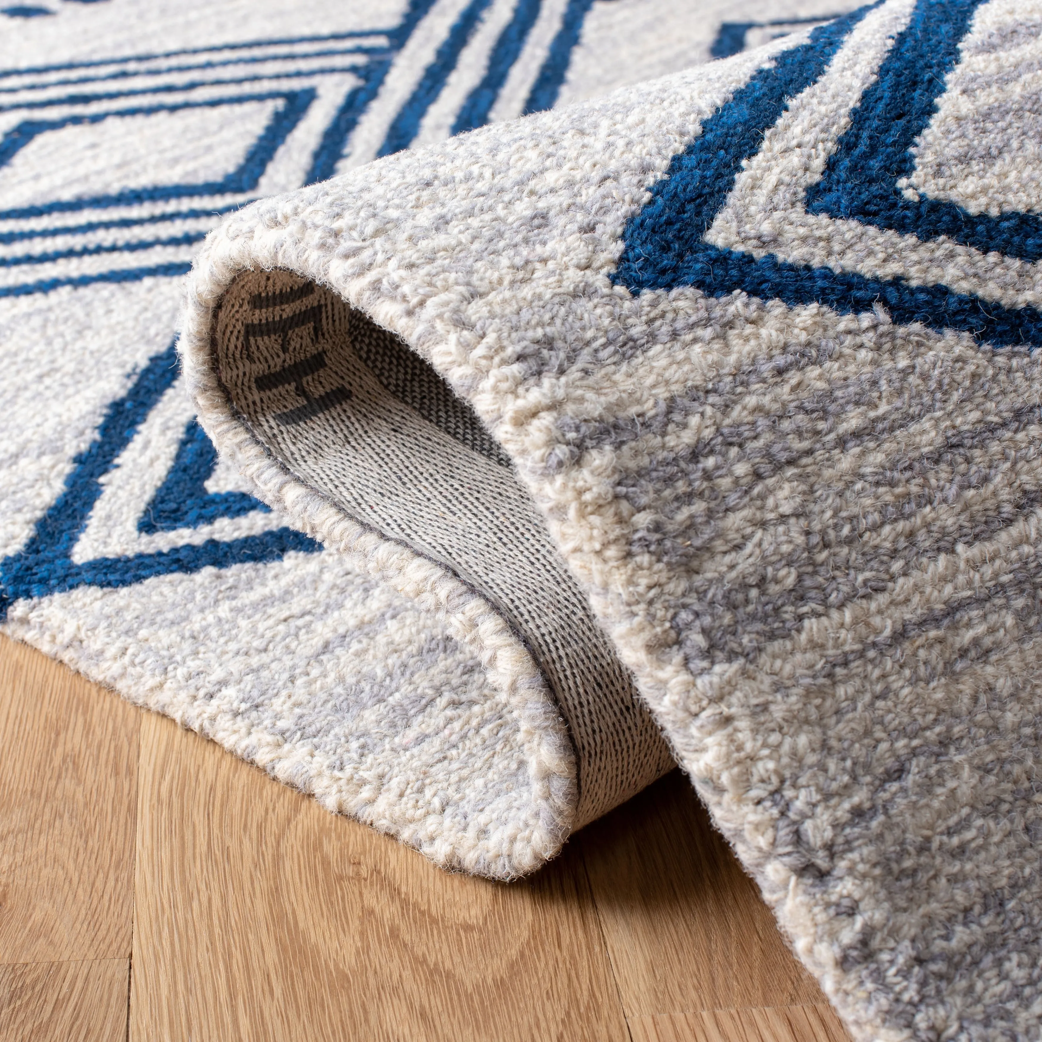 SAFAVIEH Handmade Micro-Loop Gudula Moroccan Wool Rug
