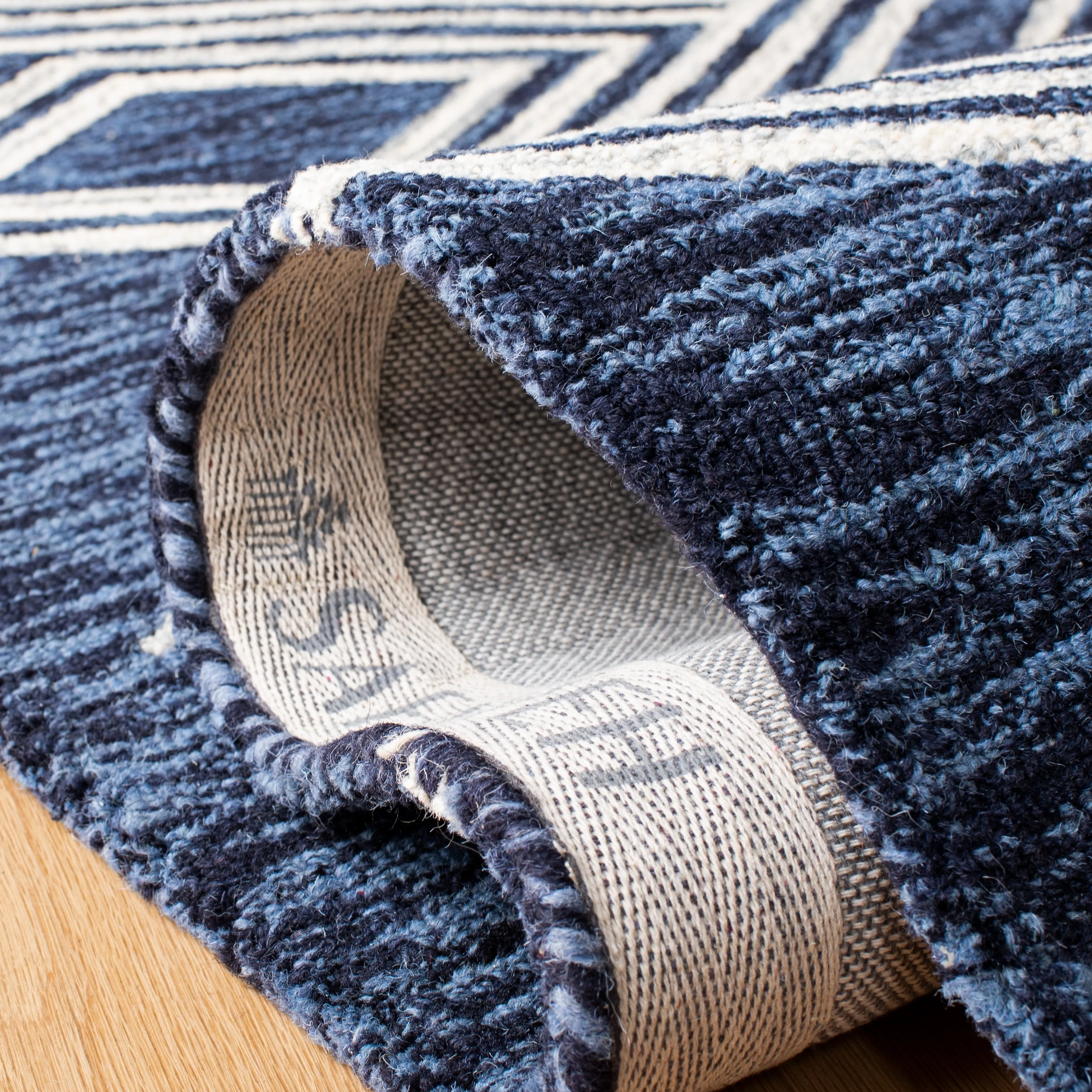 SAFAVIEH Handmade Micro-Loop Gudula Moroccan Wool Rug