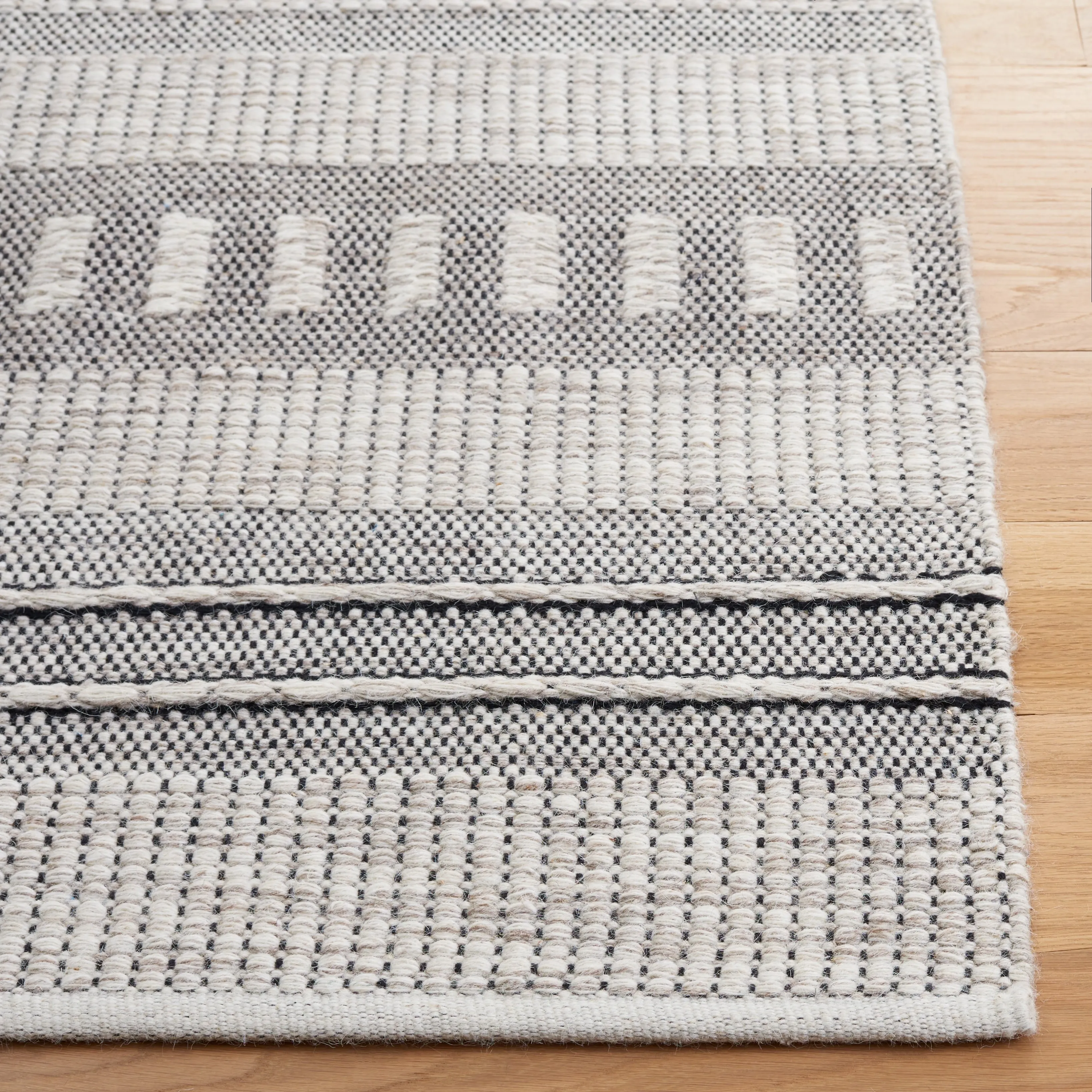 SAFAVIEH Handmade Natura Crispina Wool Rug