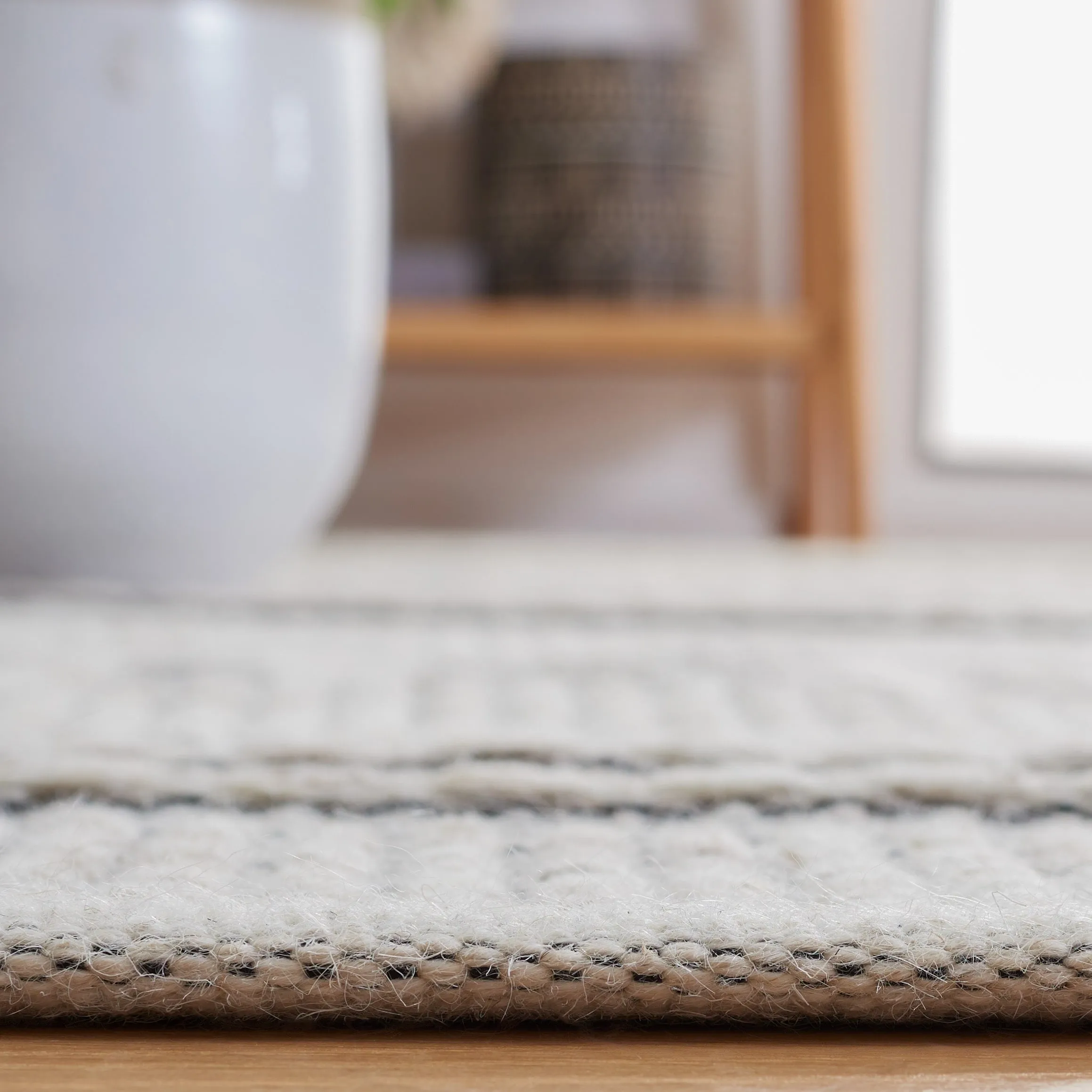 SAFAVIEH Handmade Natura Crispina Wool Rug
