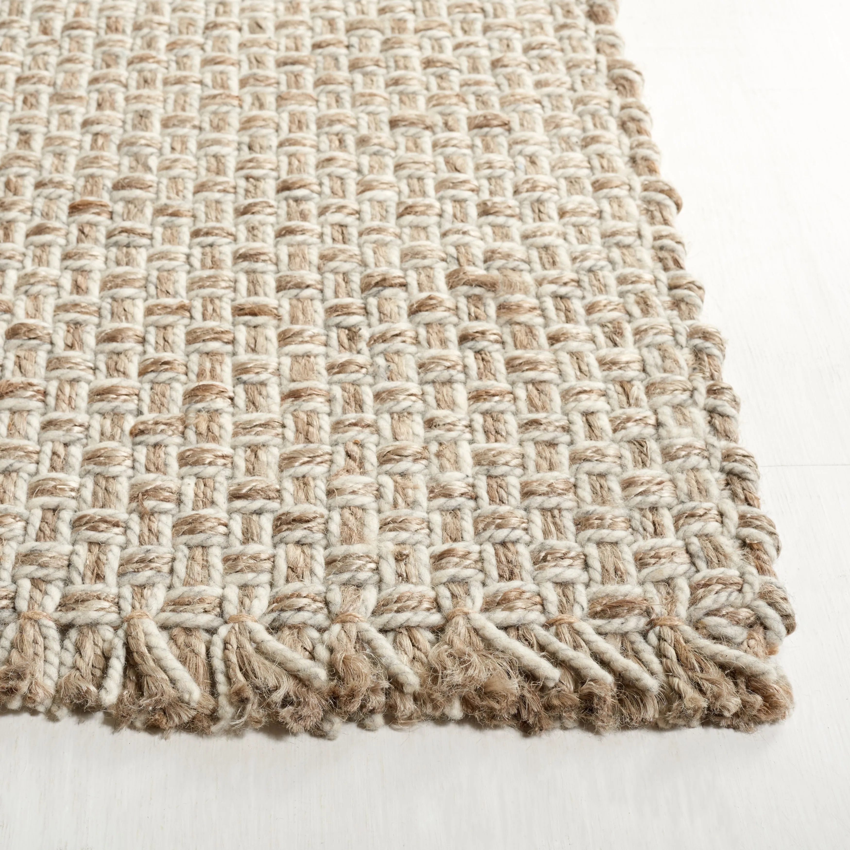 SAFAVIEH Handmade Natural Fiber Arleth Farmhouse Fringe Jute Rug