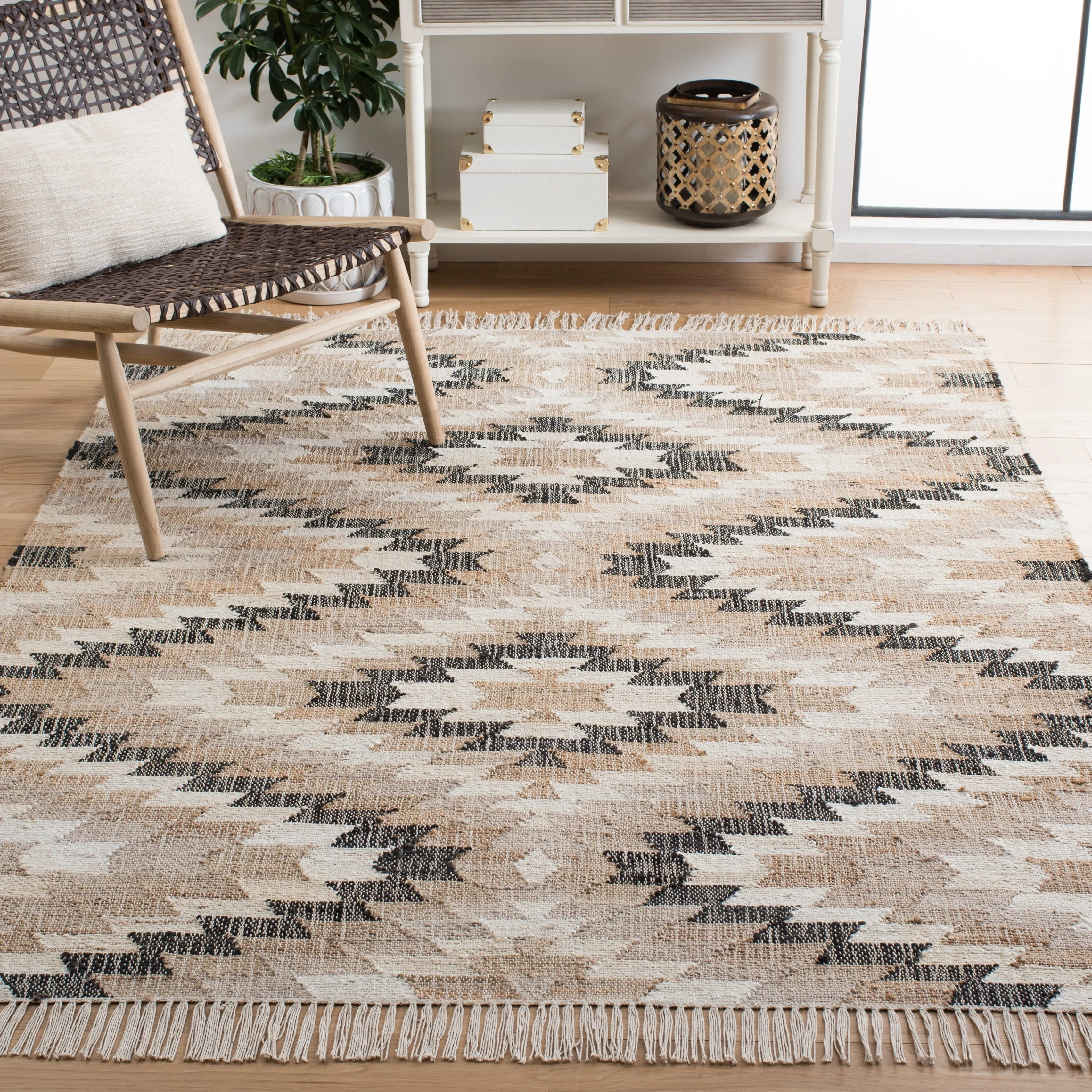 SAFAVIEH Handmade Natural Fiber Saniya Boho Tribal Jute Fringe