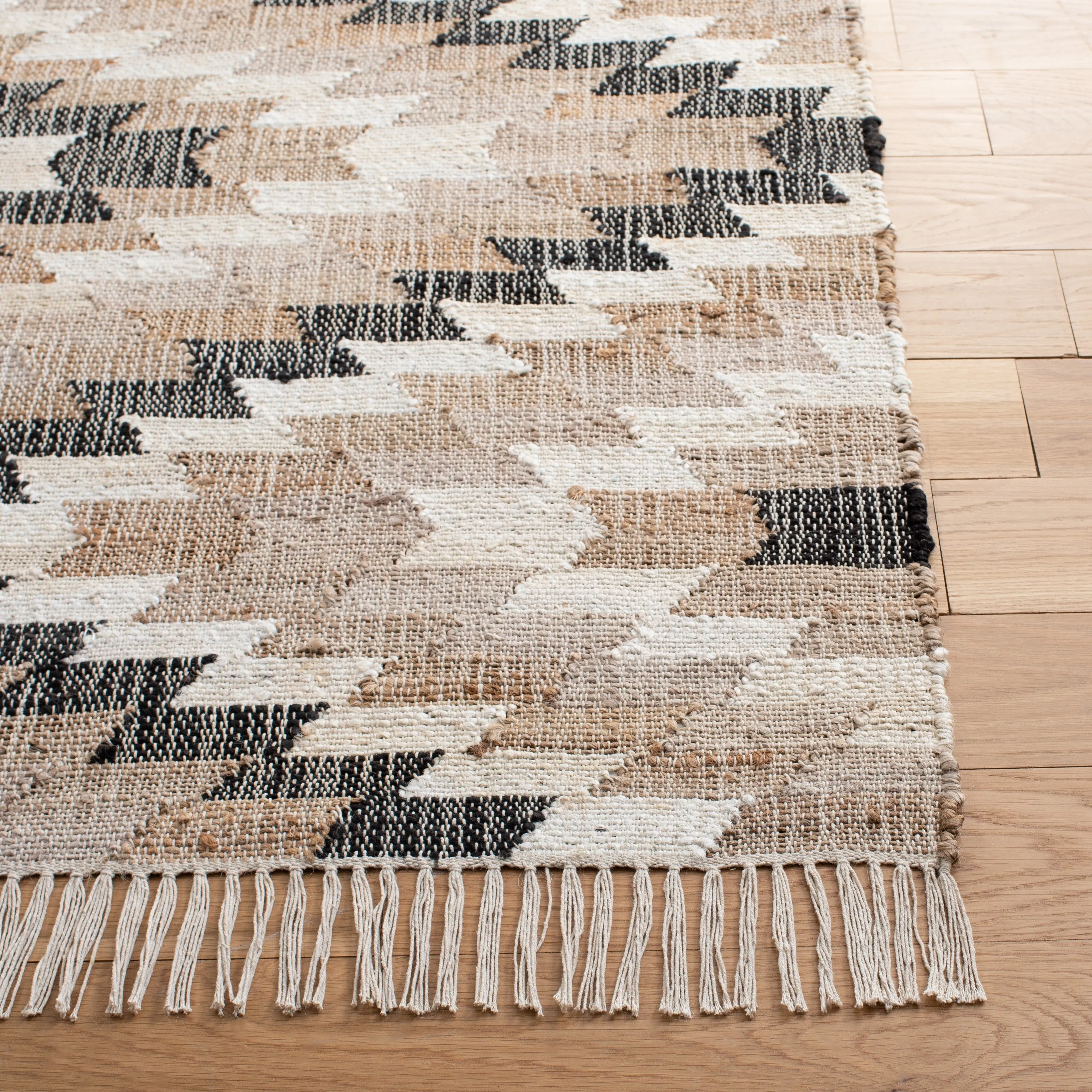 SAFAVIEH Handmade Natural Fiber Saniya Boho Tribal Jute Fringe
