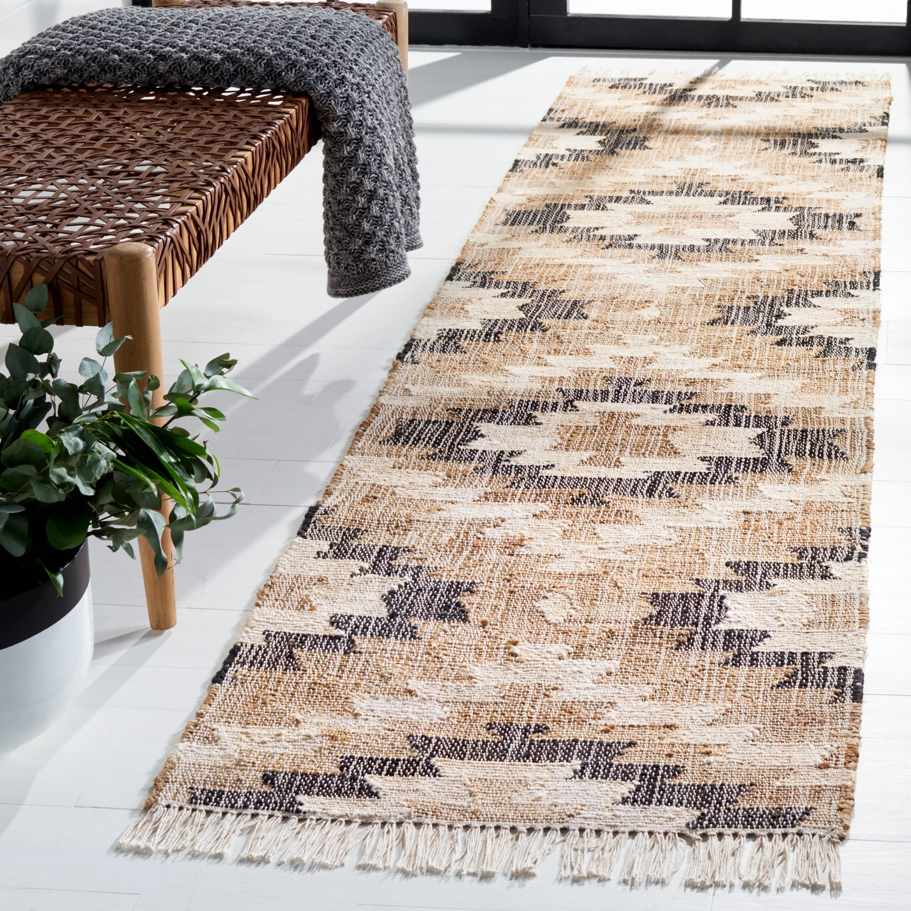 SAFAVIEH Handmade Natural Fiber Saniya Boho Tribal Jute Fringe