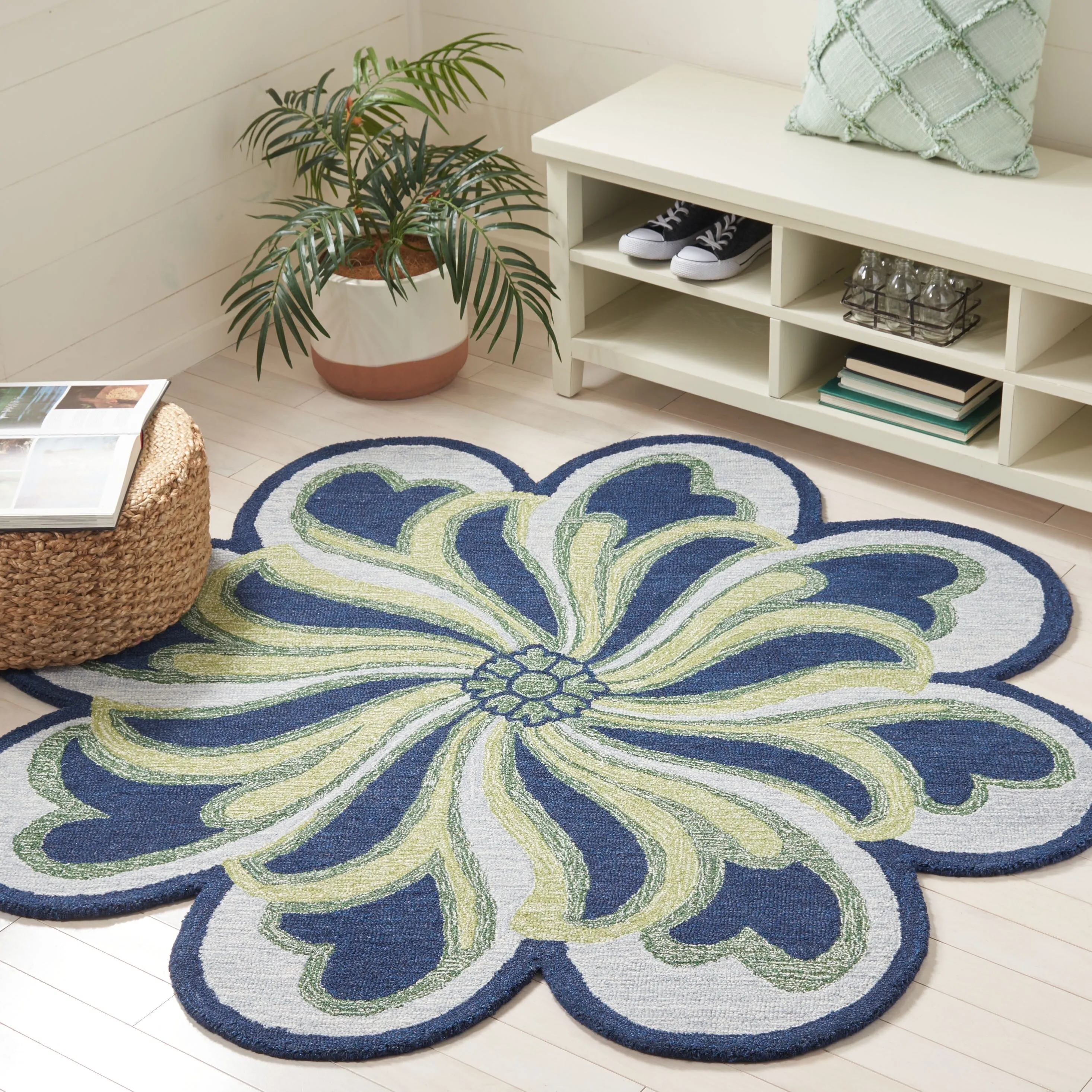 SAFAVIEH Handmade Novelty Erinka Floral Wool Rug