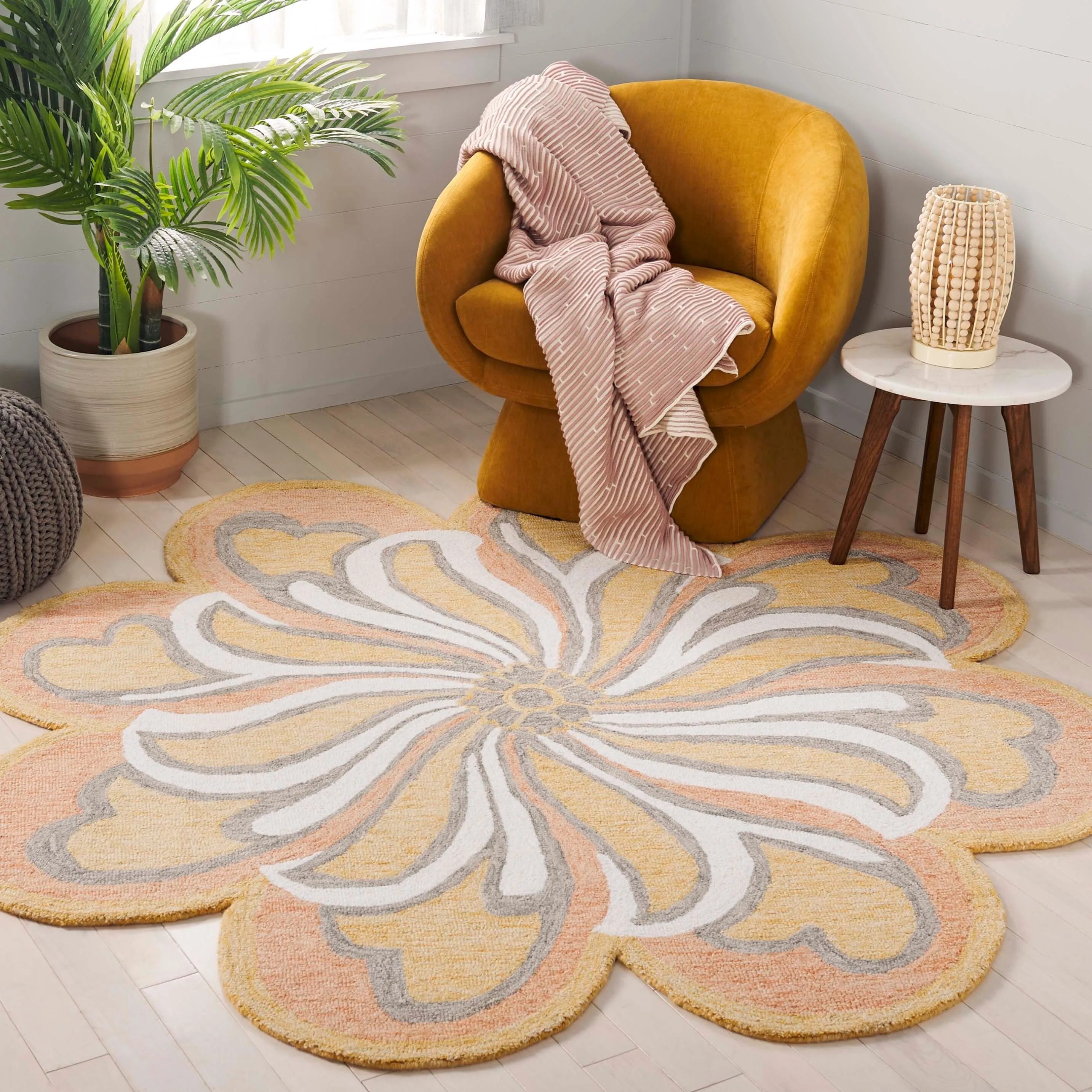 SAFAVIEH Handmade Novelty Erinka Floral Wool Rug