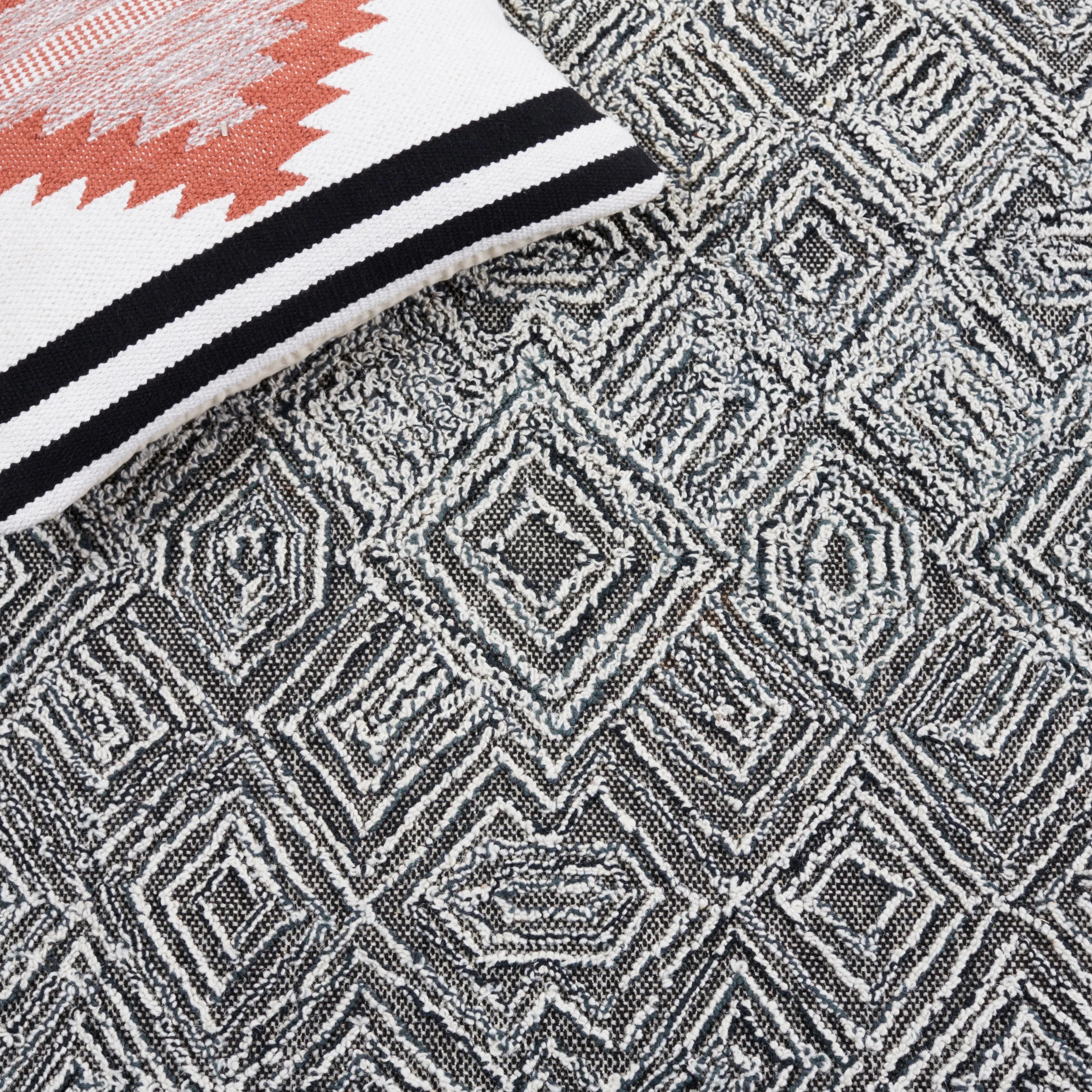 SAFAVIEH Handmade Textual Vibha Wool Rug