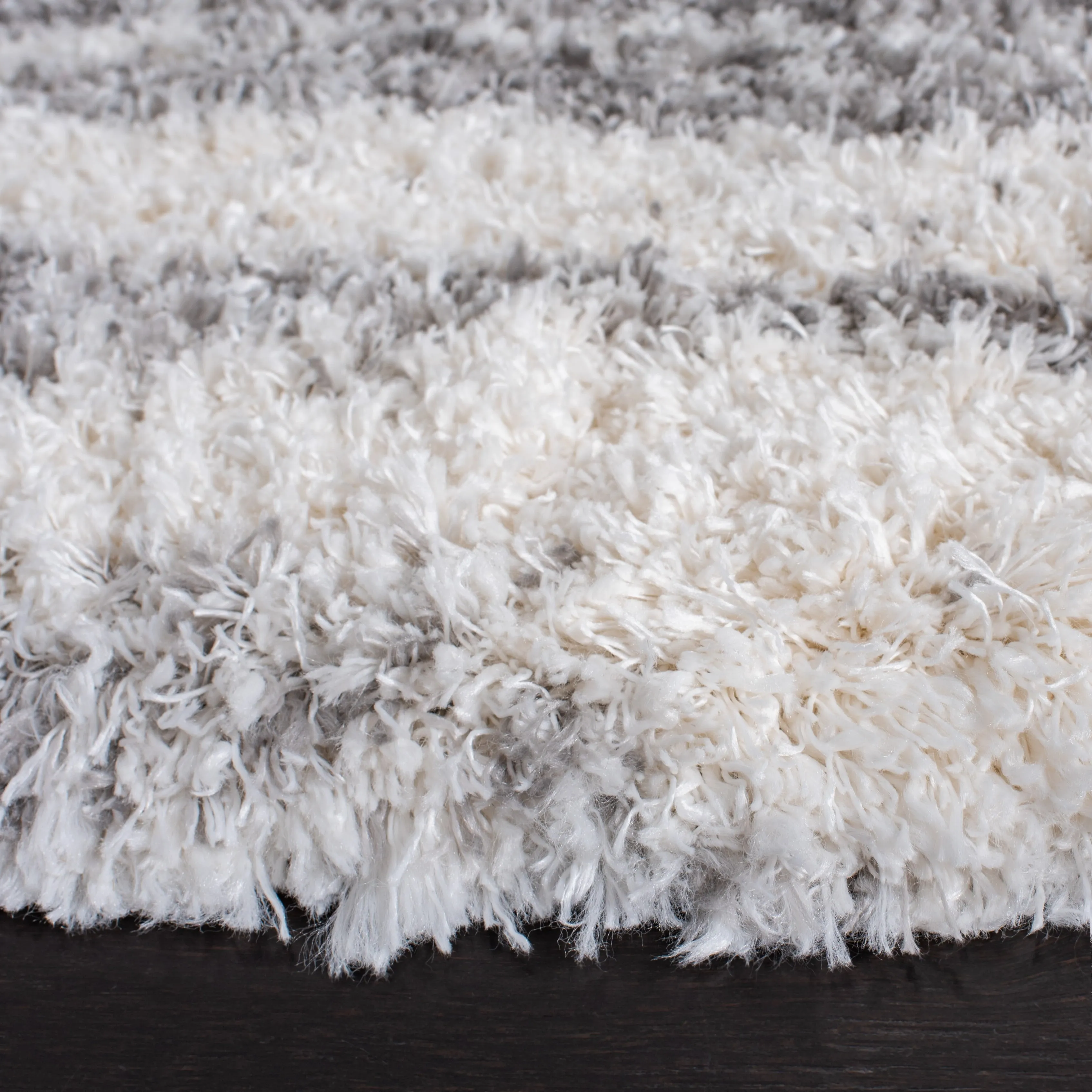 SAFAVIEH Iceland Shag Sheree Abstract 2.6-inch Thick Rug