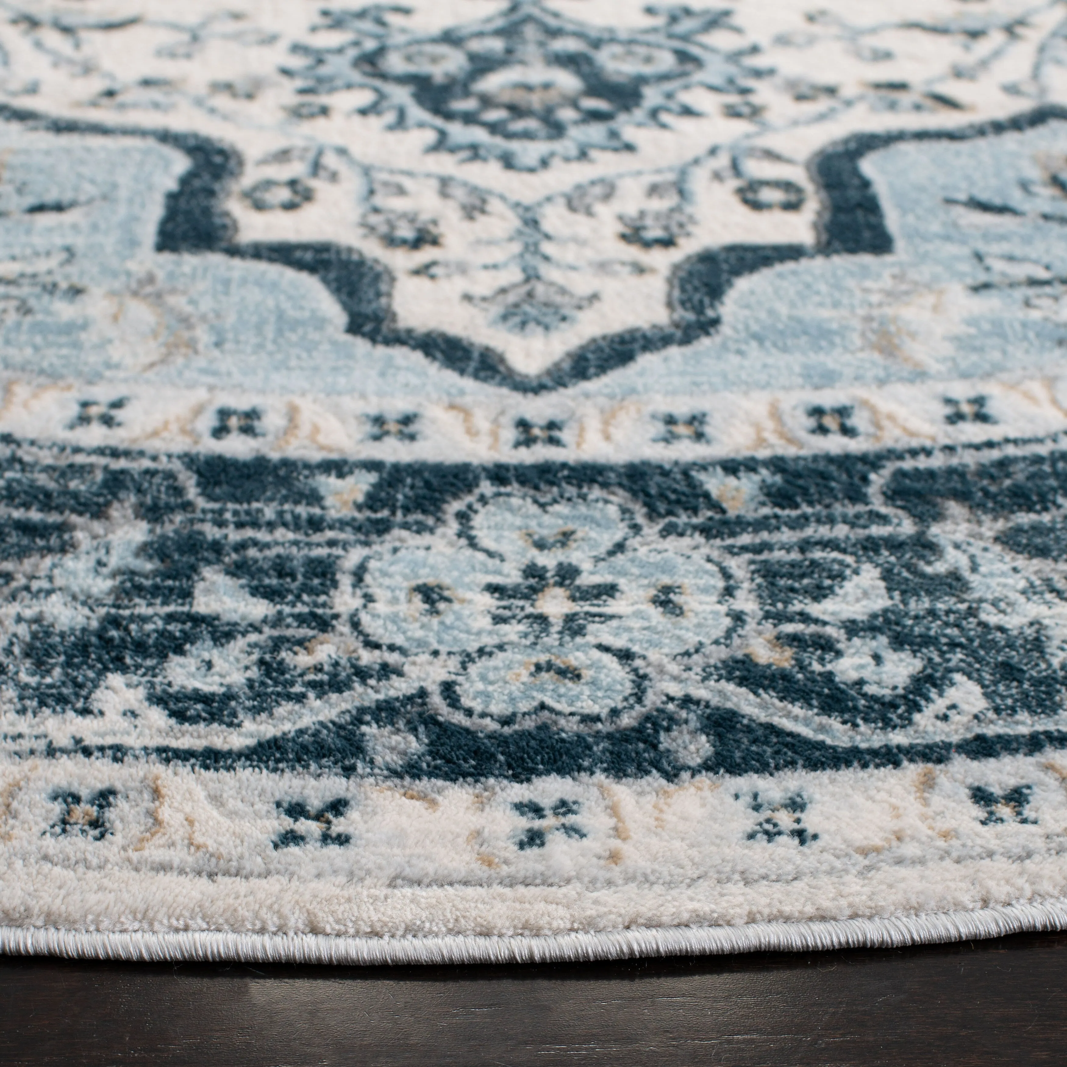 SAFAVIEH Isabella Debrah Traditional Oriental Rug