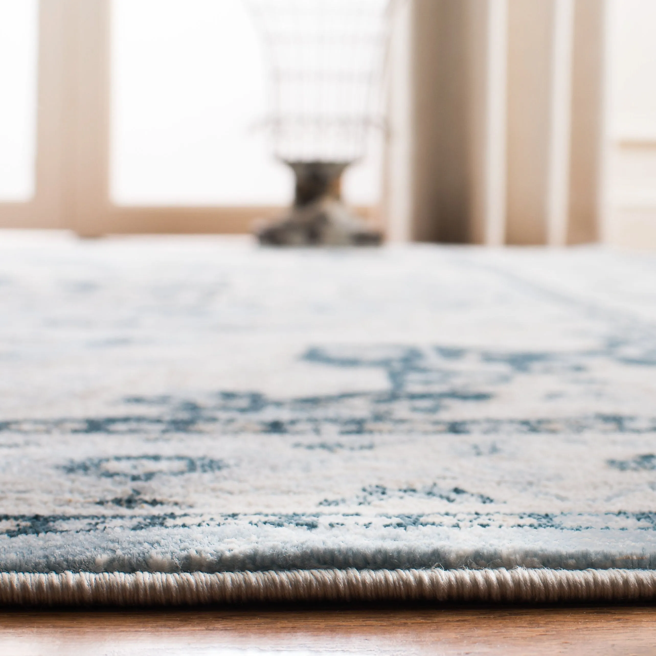 SAFAVIEH Isabella Vergilia Traditional Oriental Rug - Light Blue/Cream - 5' 3 x 7' 6