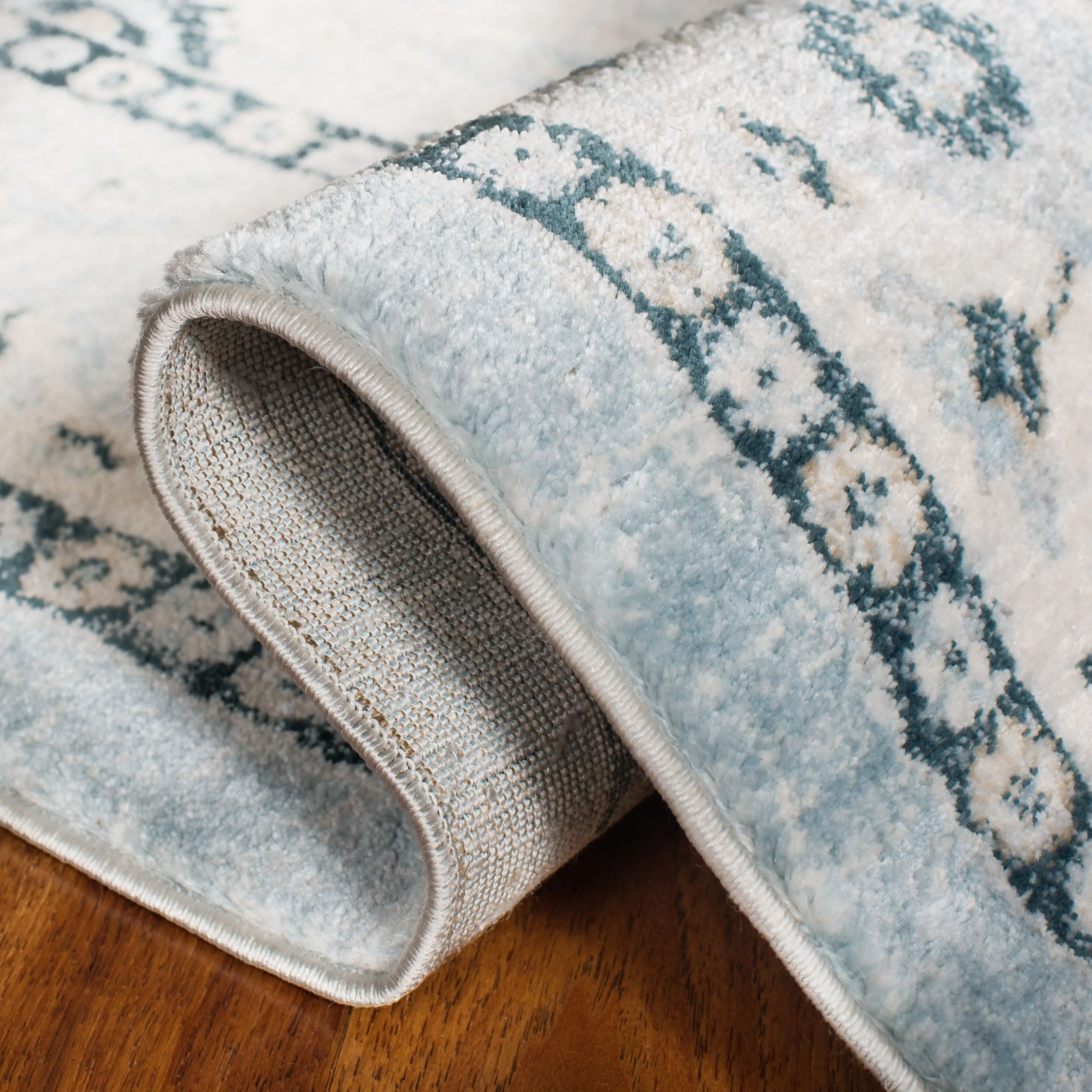 SAFAVIEH Isabella Vergilia Traditional Oriental Rug - Light Blue/Cream - 5' 3 x 7' 6