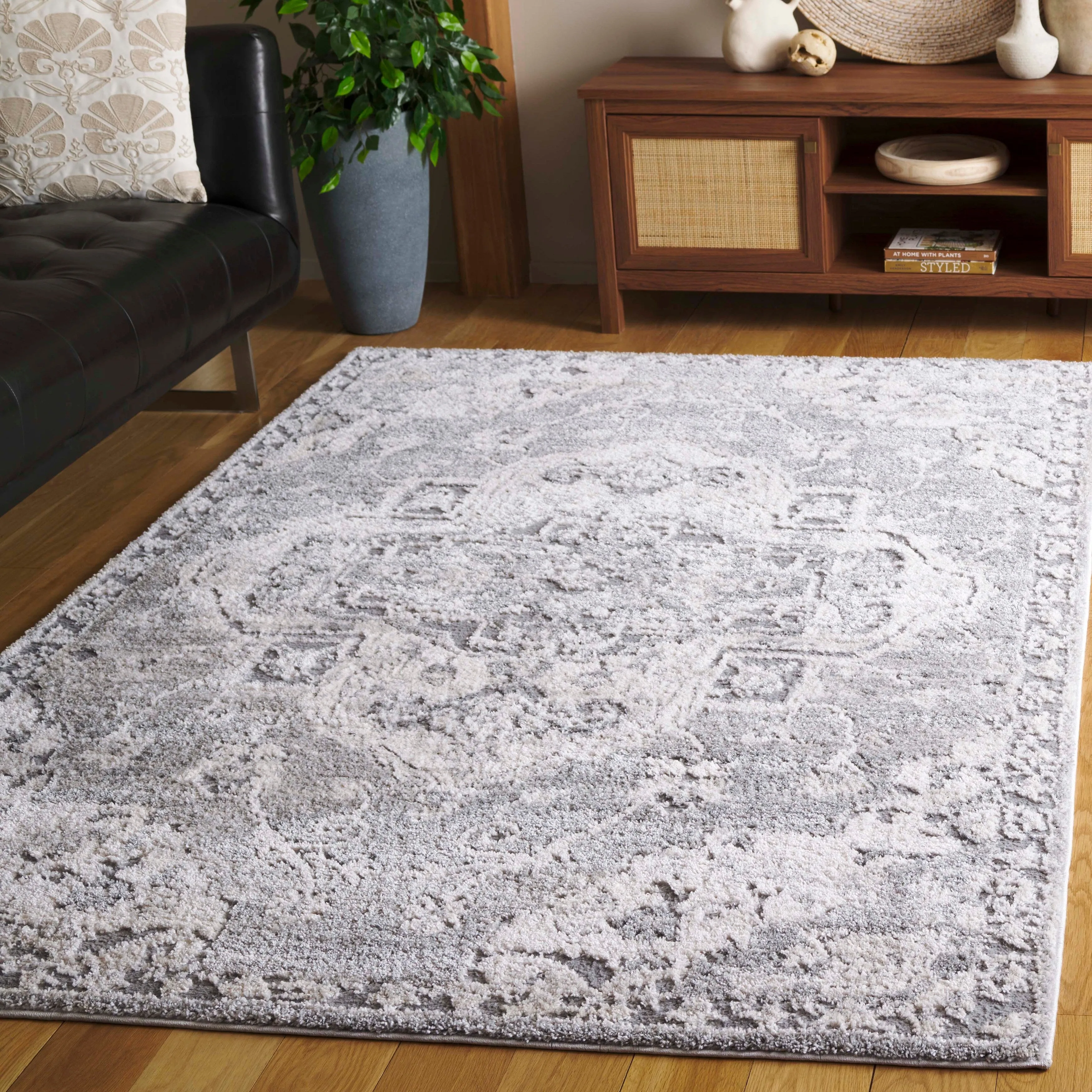 SAFAVIEH Luna Dian Traditional Rug