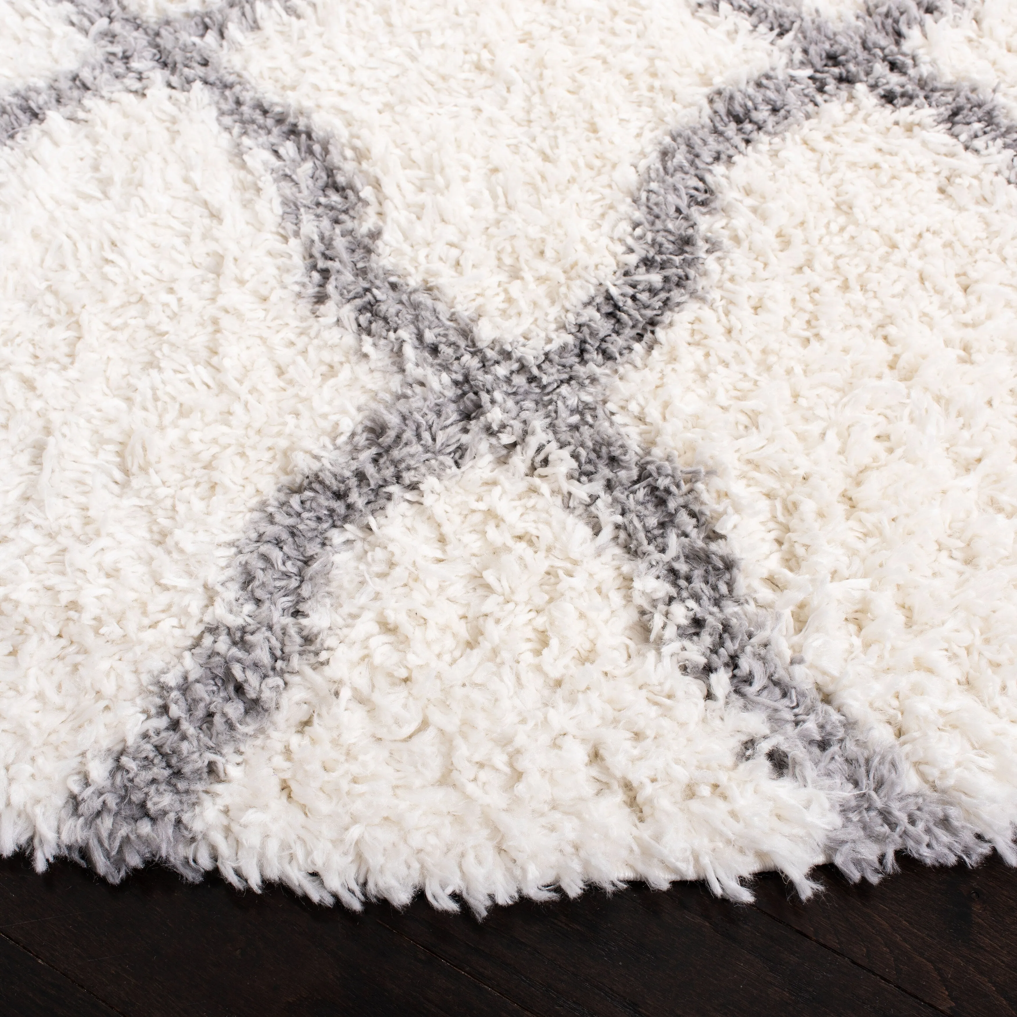 SAFAVIEH Moroccan Tassel Shag Almeta Diamond 1.5-inch Thick Rug
