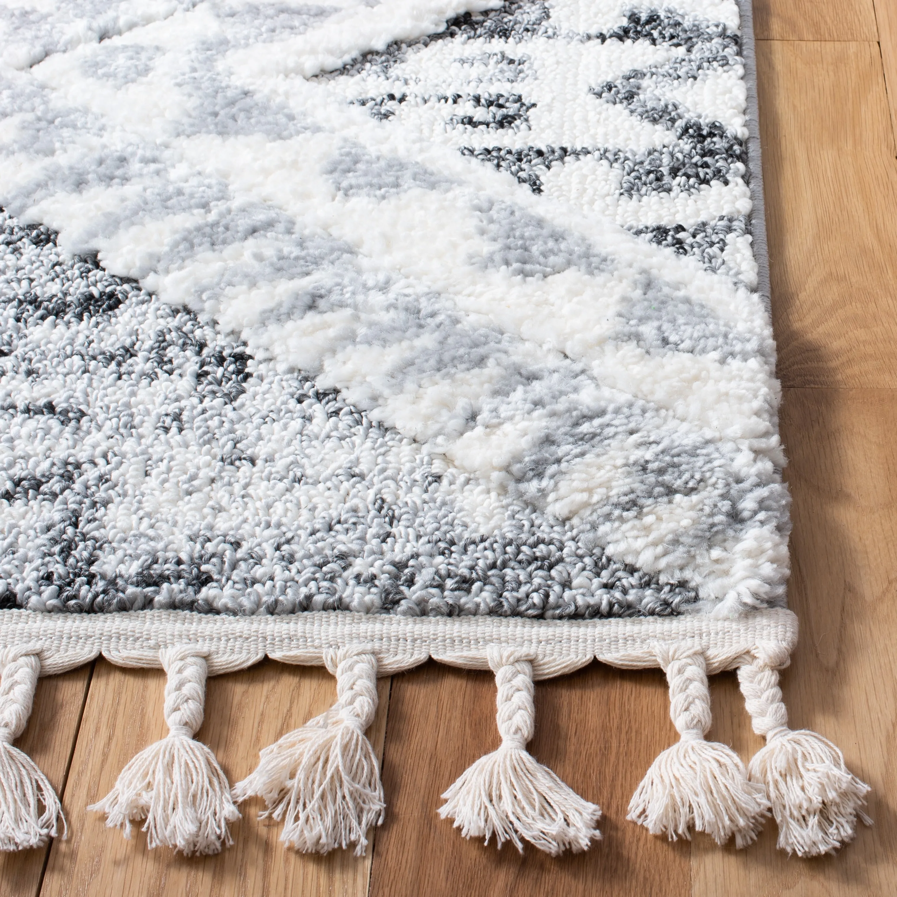 SAFAVIEH Moroccan Tassel Shag Irva 2-inch Thick Rug