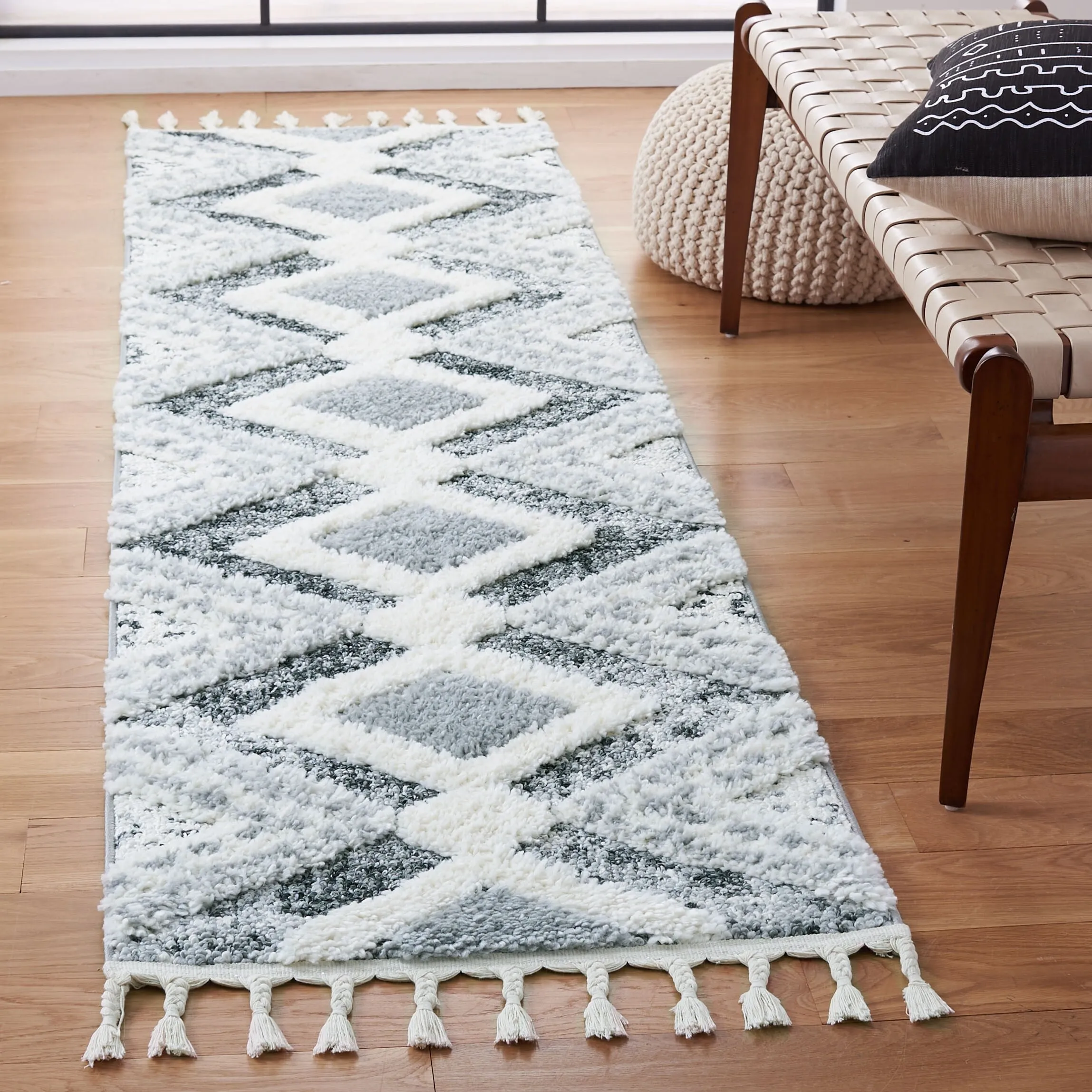 SAFAVIEH Moroccan Tassel Shag Irva 2-inch Thick Rug