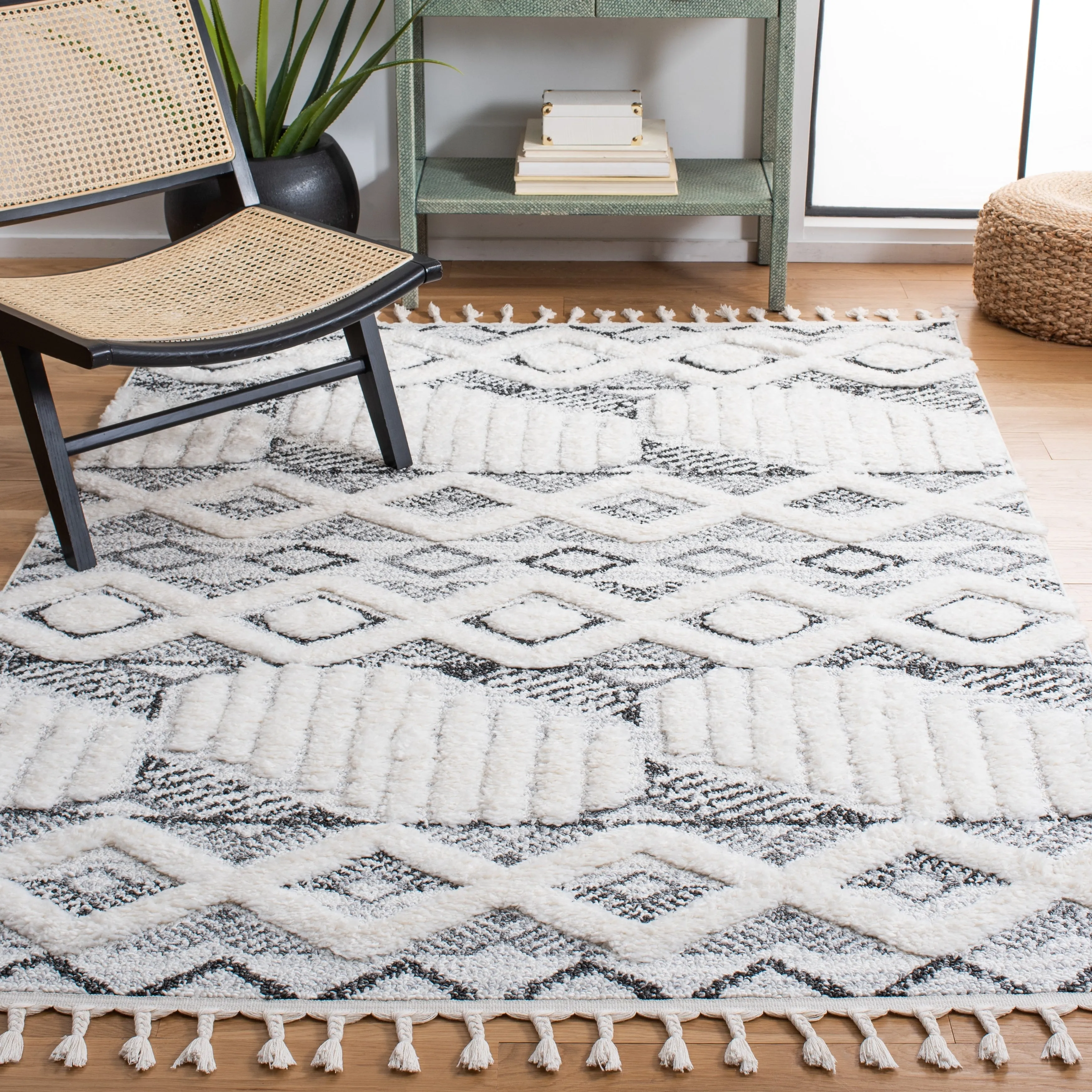 SAFAVIEH Moroccan Tassel Shag Margarite 2-inch Thick Rug