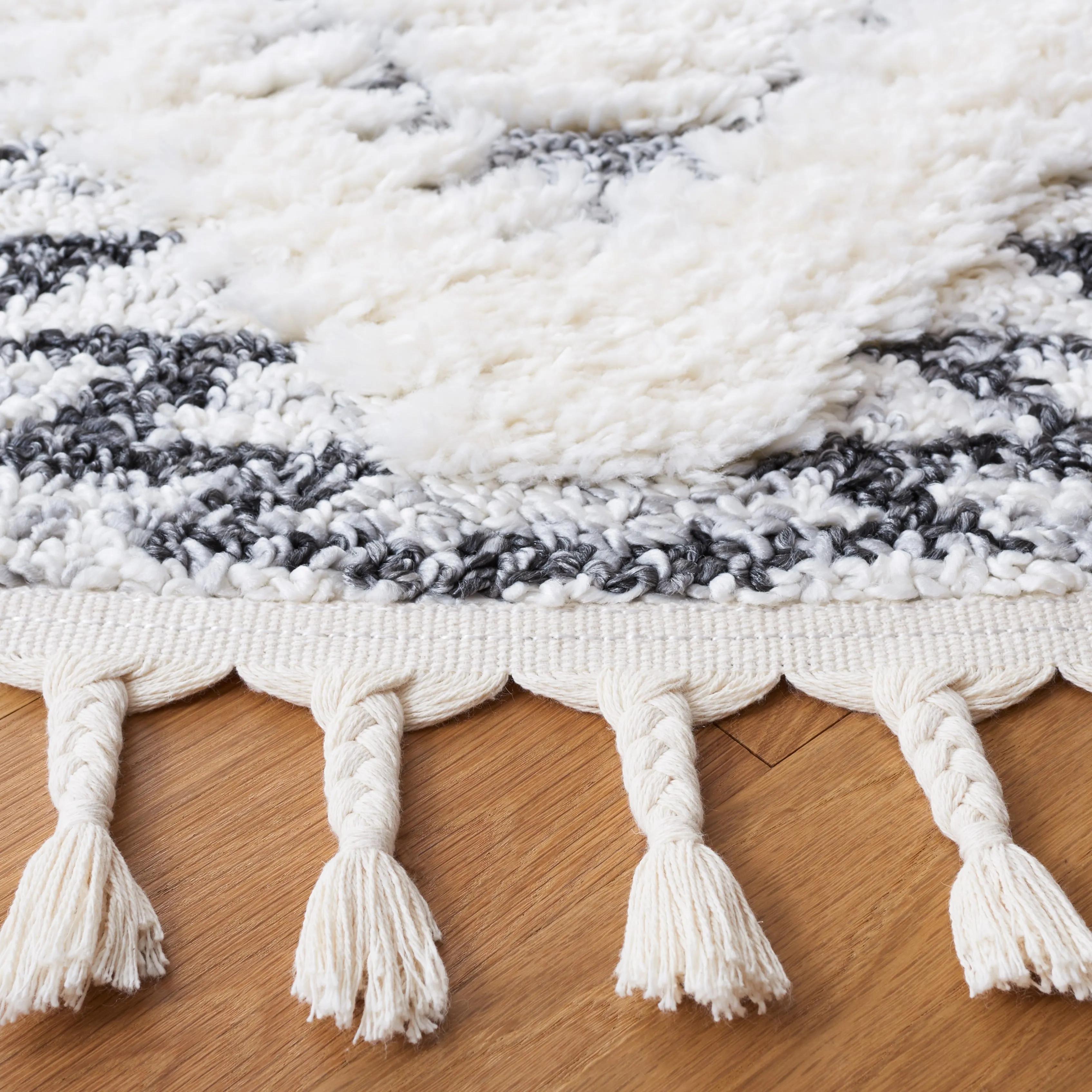 SAFAVIEH Moroccan Tassel Shag Marianne 2-inch Thick Rug