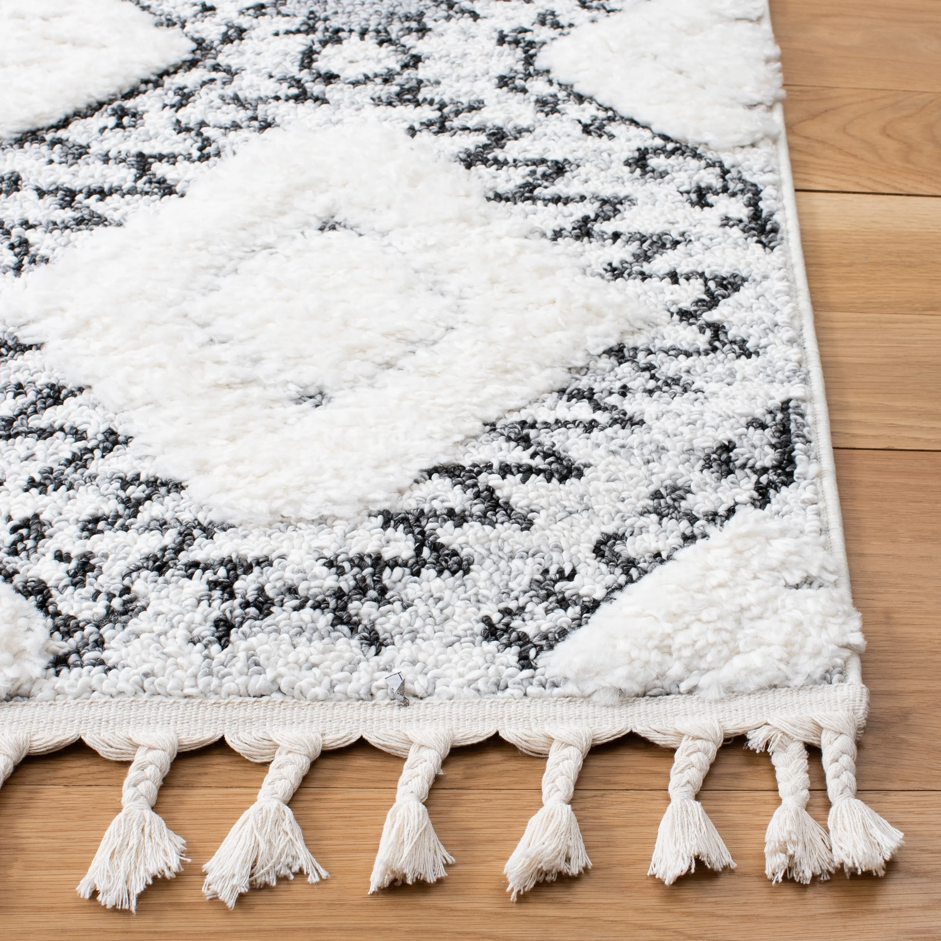 SAFAVIEH Moroccan Tassel Shag Marianne 2-inch Thick Rug