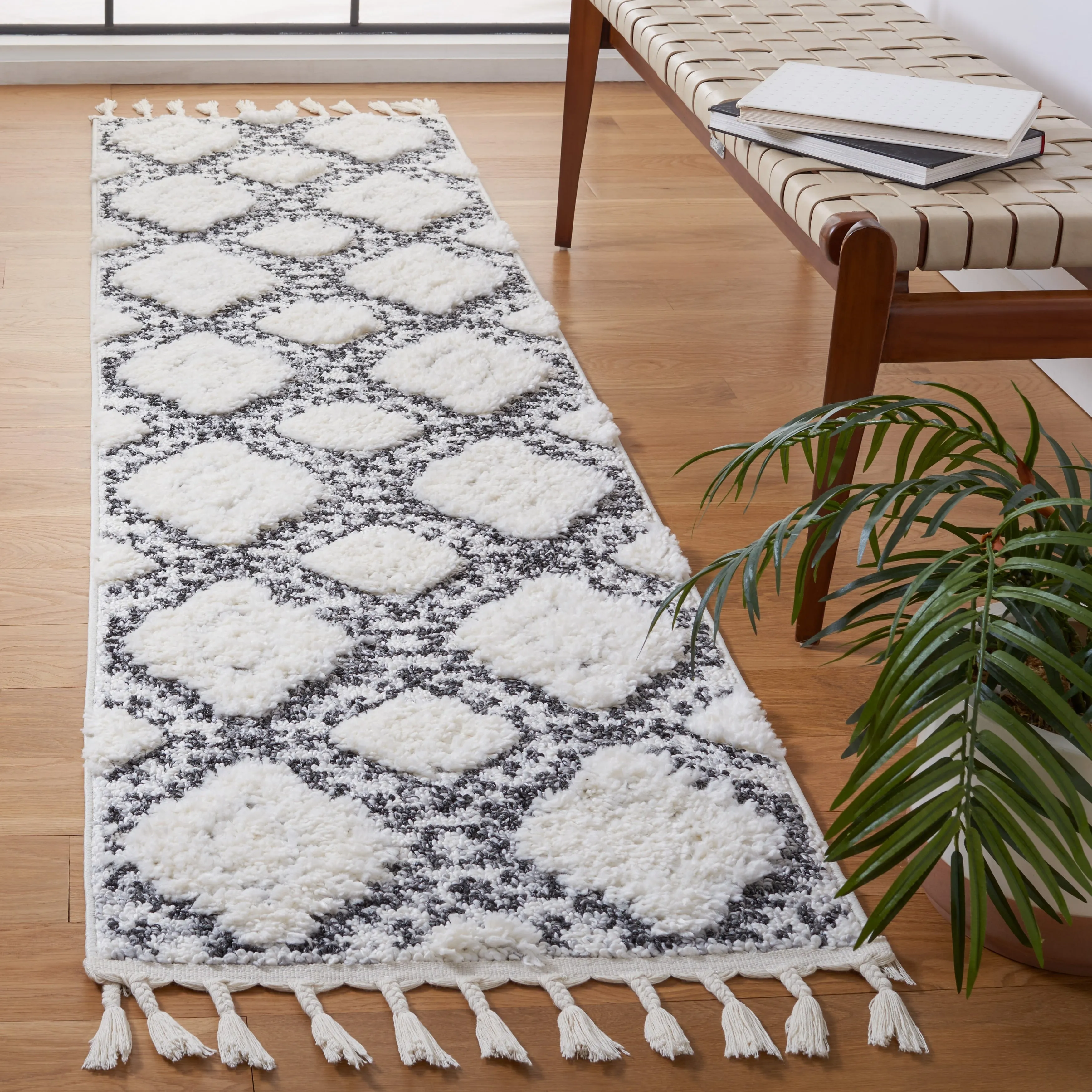 SAFAVIEH Moroccan Tassel Shag Marianne 2-inch Thick Rug