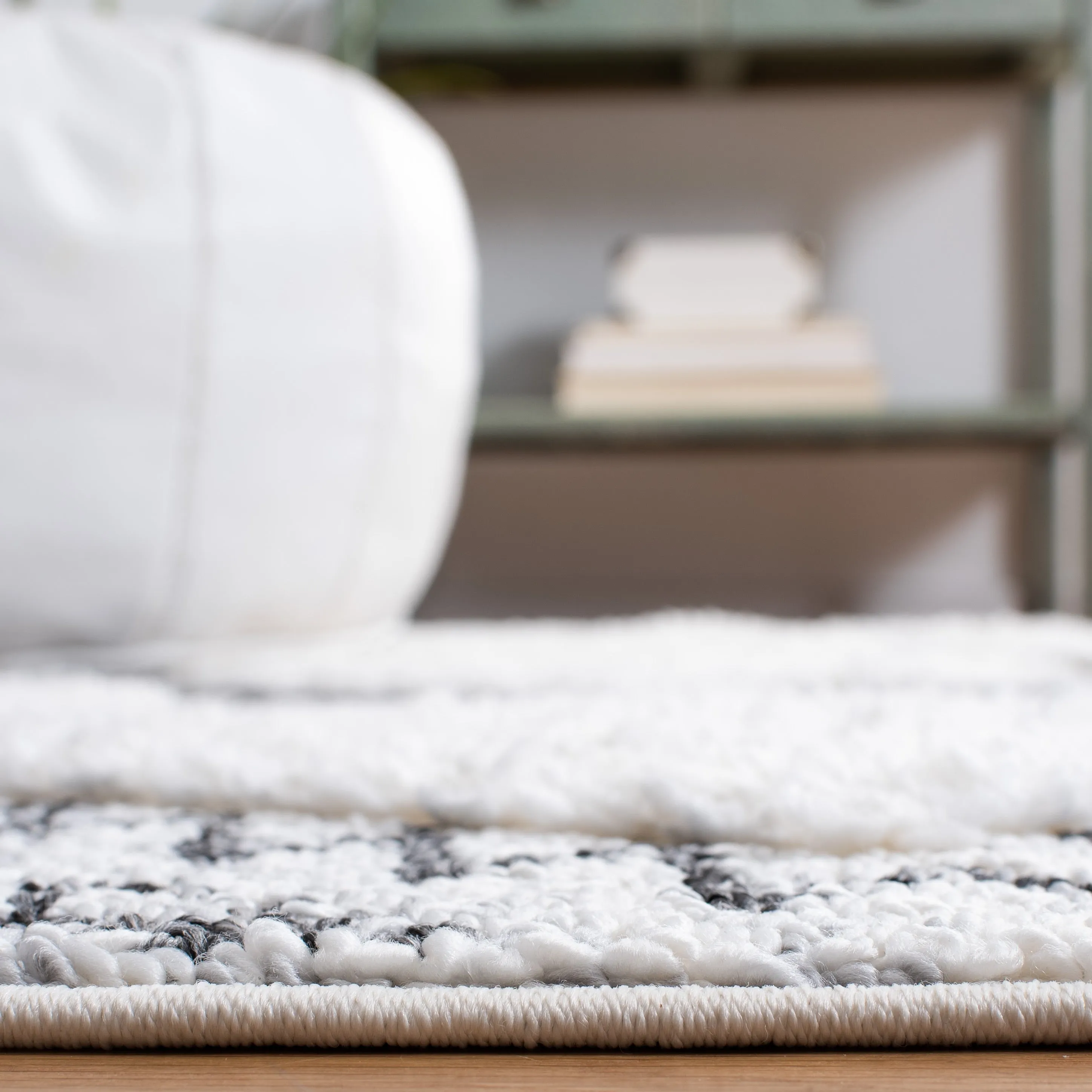 SAFAVIEH Moroccan Tassel Shag Marianne 2-inch Thick Rug