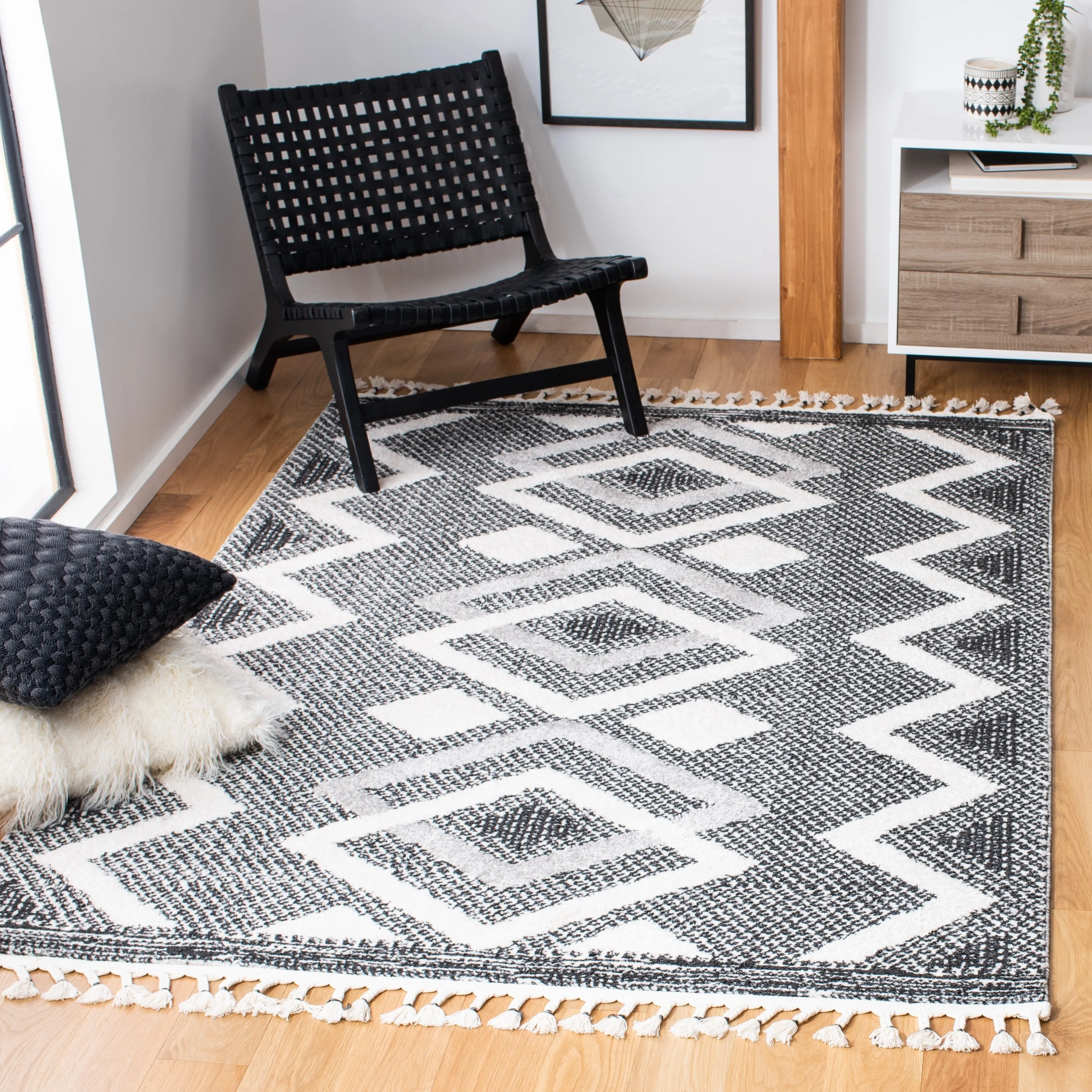 SAFAVIEH Moroccan Tassel Shag Portia Tribal 0.75-inch Thick Rug