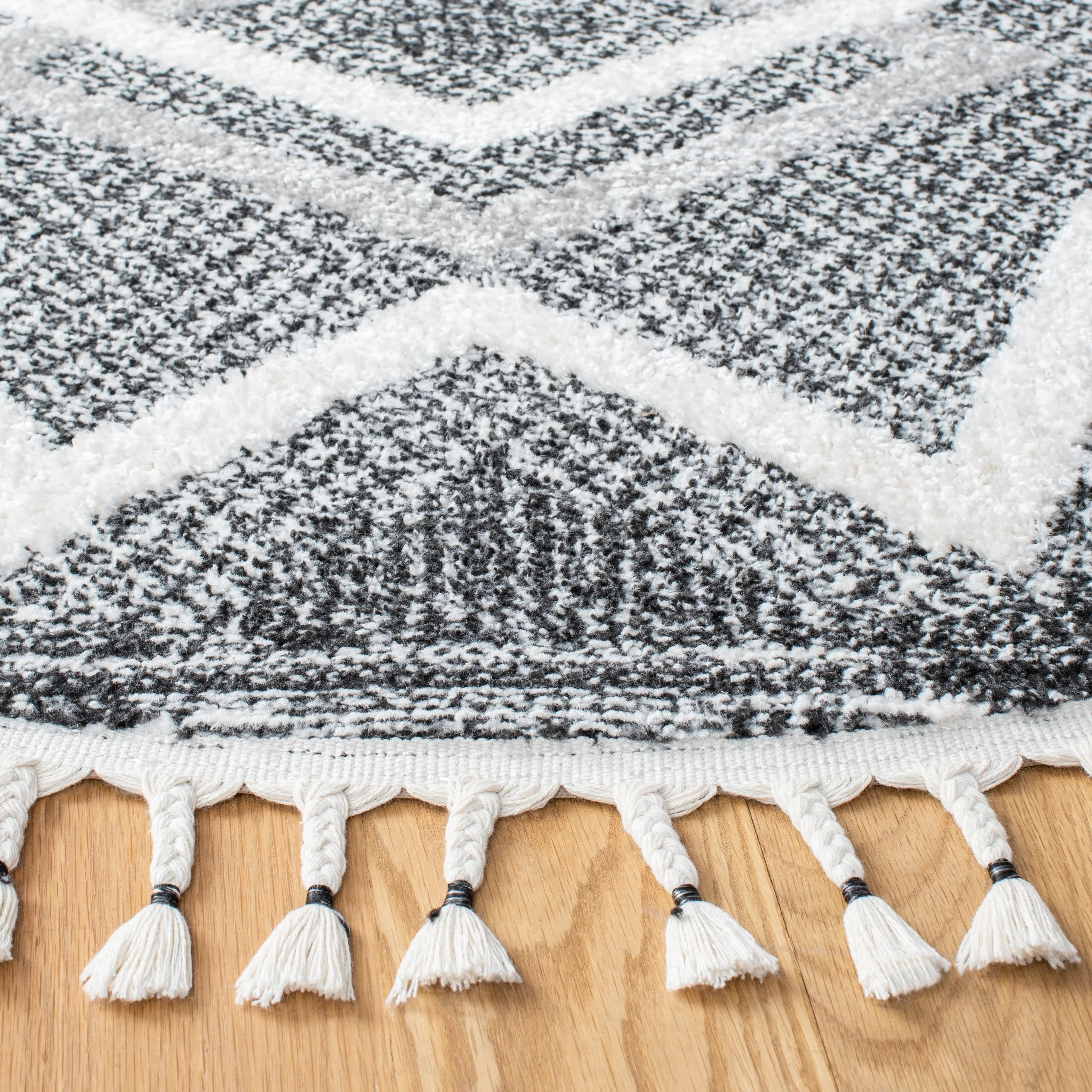 SAFAVIEH Moroccan Tassel Shag Portia Tribal 0.75-inch Thick Rug