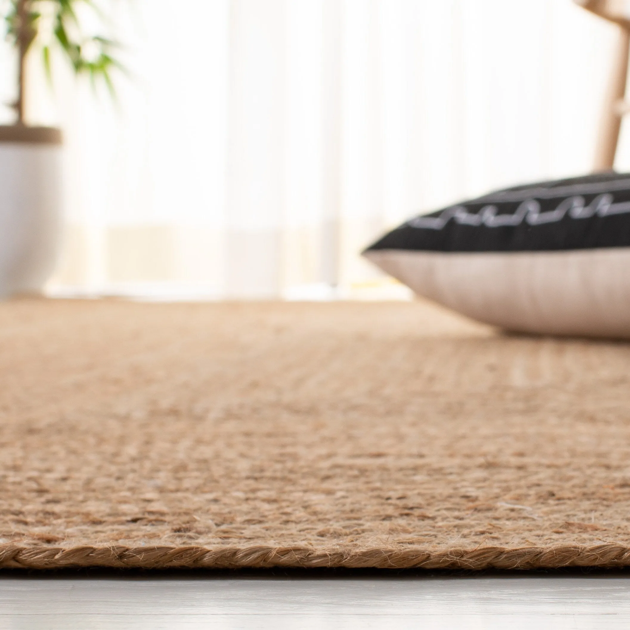 SAFAVIEH Natural Fiber Madaline Jute Rug