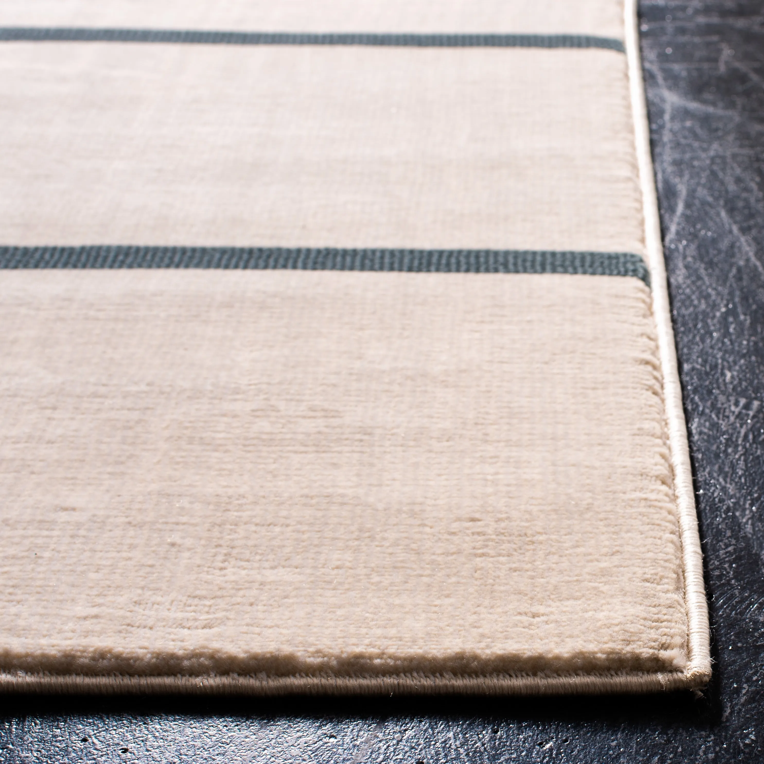 SAFAVIEH Orwell Fleda Modern Stripe Rug