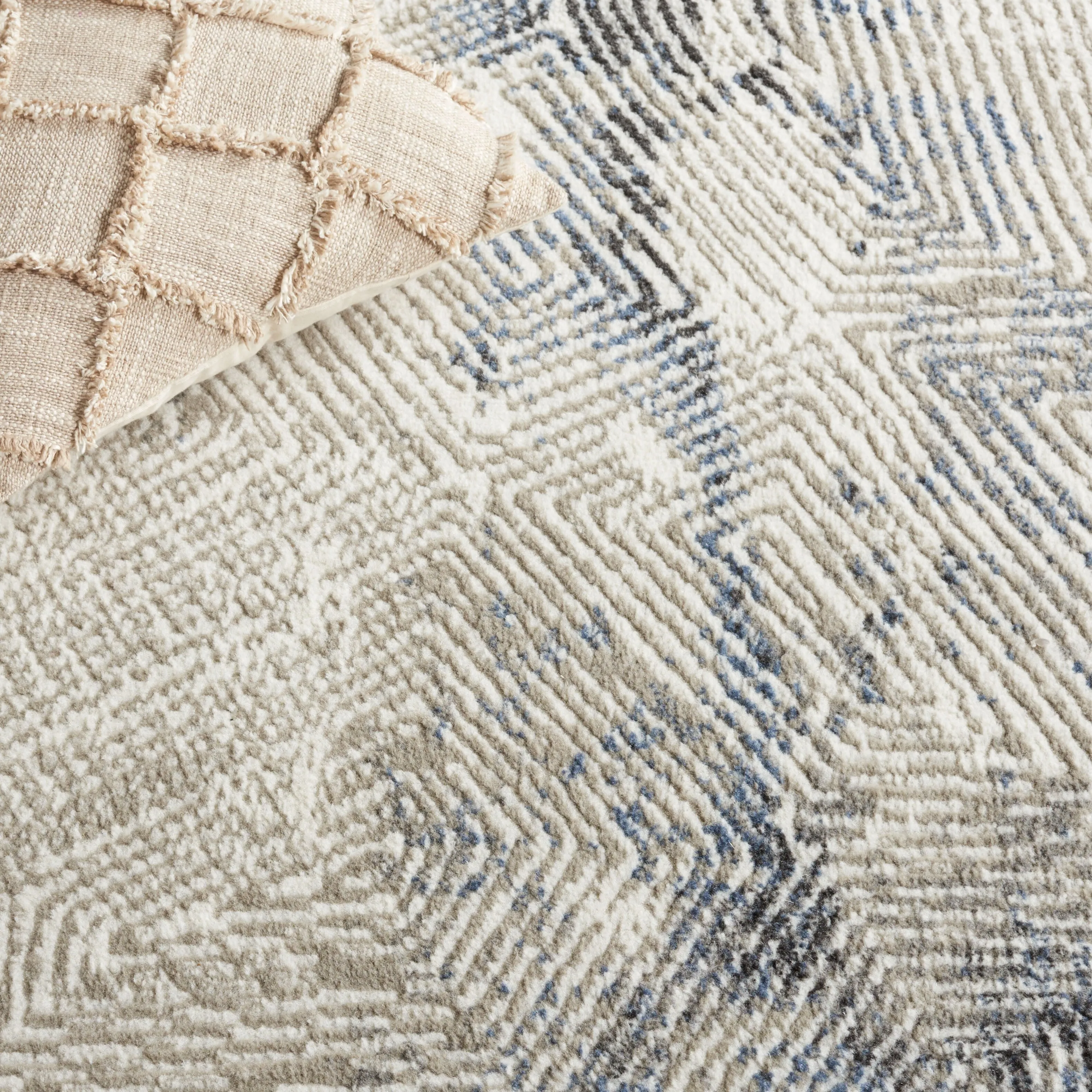 SAFAVIEH Pyramid Gunnlaug Modern Abstract Rug