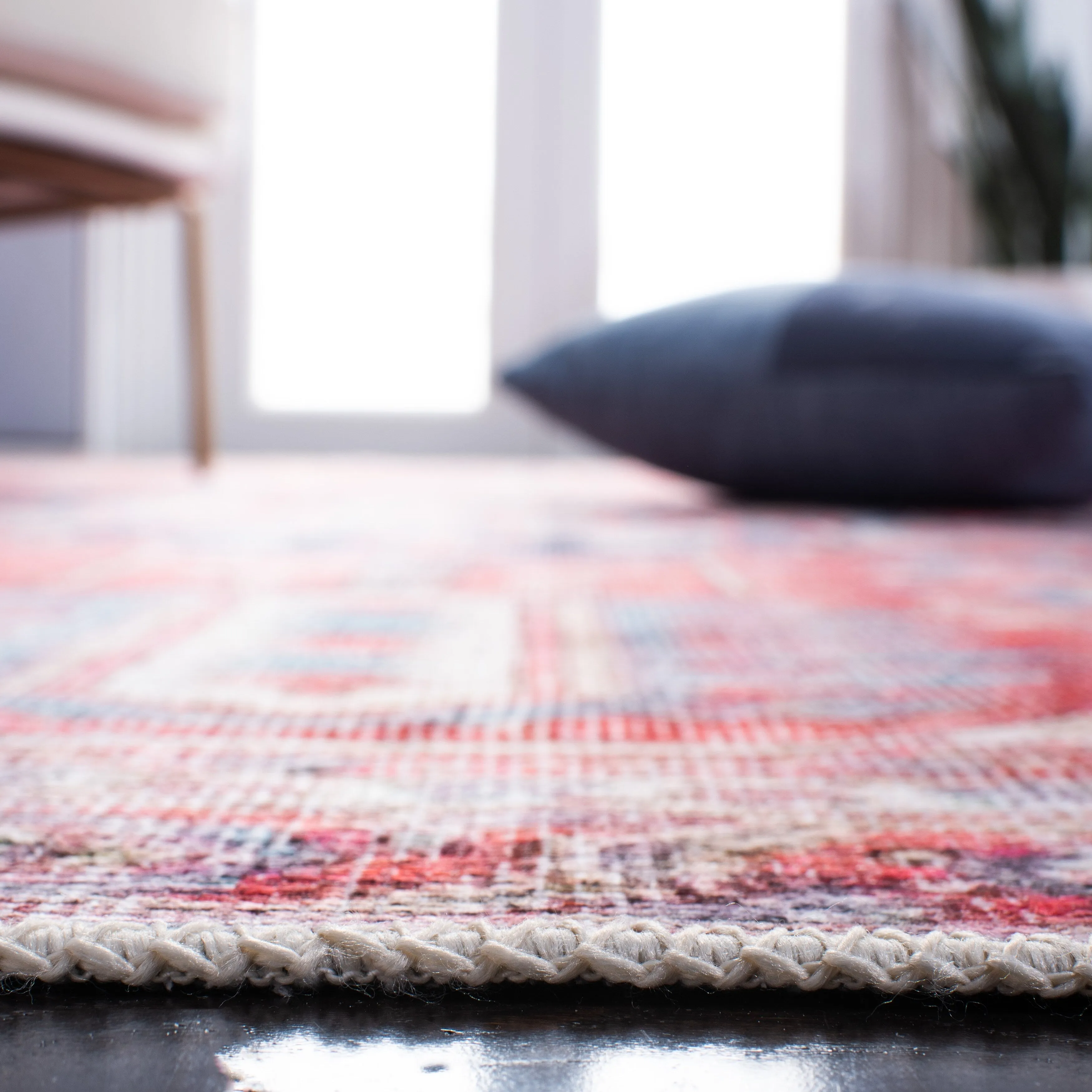 SAFAVIEH Serapi Machine Washable Vallie Medallion Distressed Rug