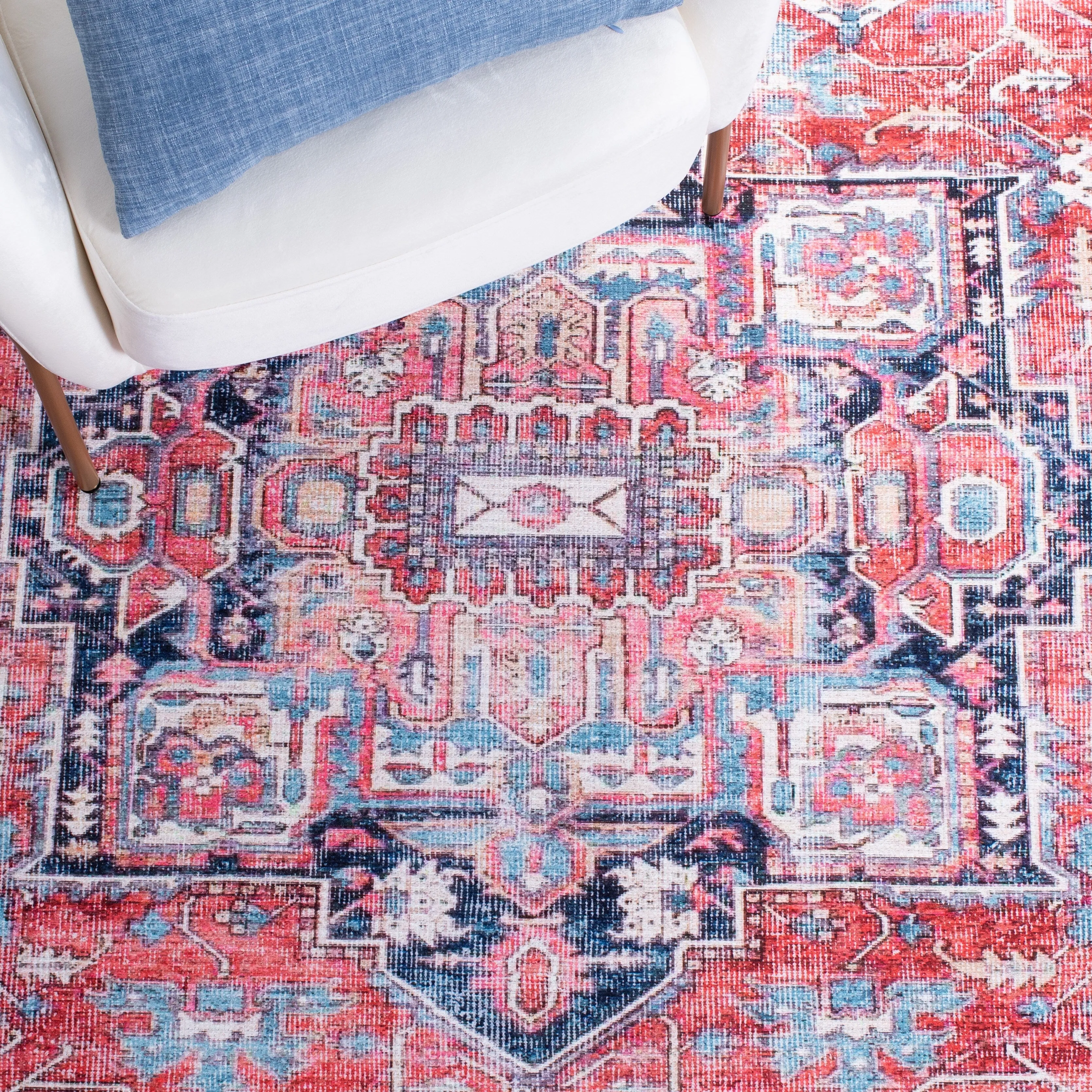 SAFAVIEH Serapi Machine Washable Vallie Medallion Distressed Rug