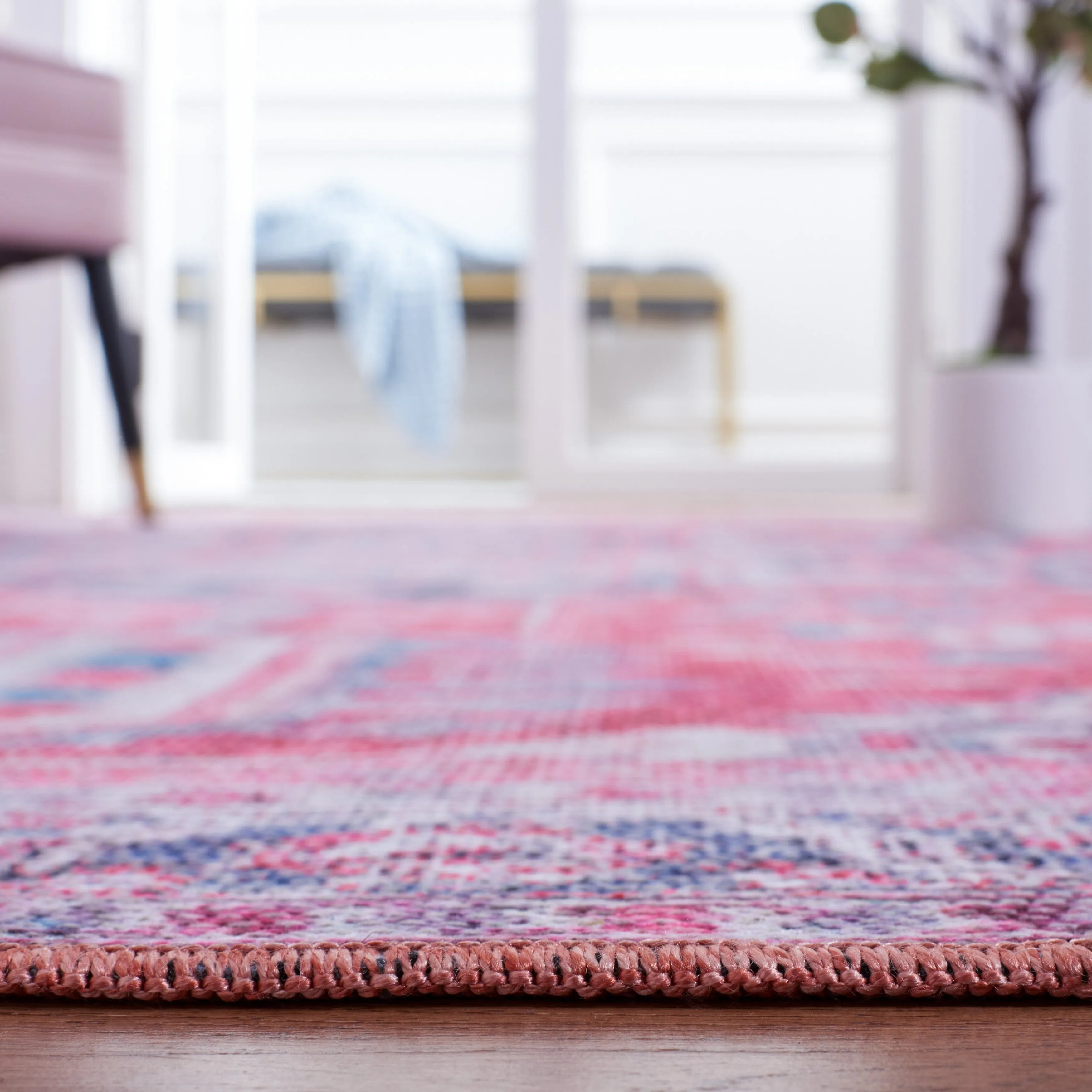 SAFAVIEH Serapi Machine Washable Vallie Medallion Distressed Rug