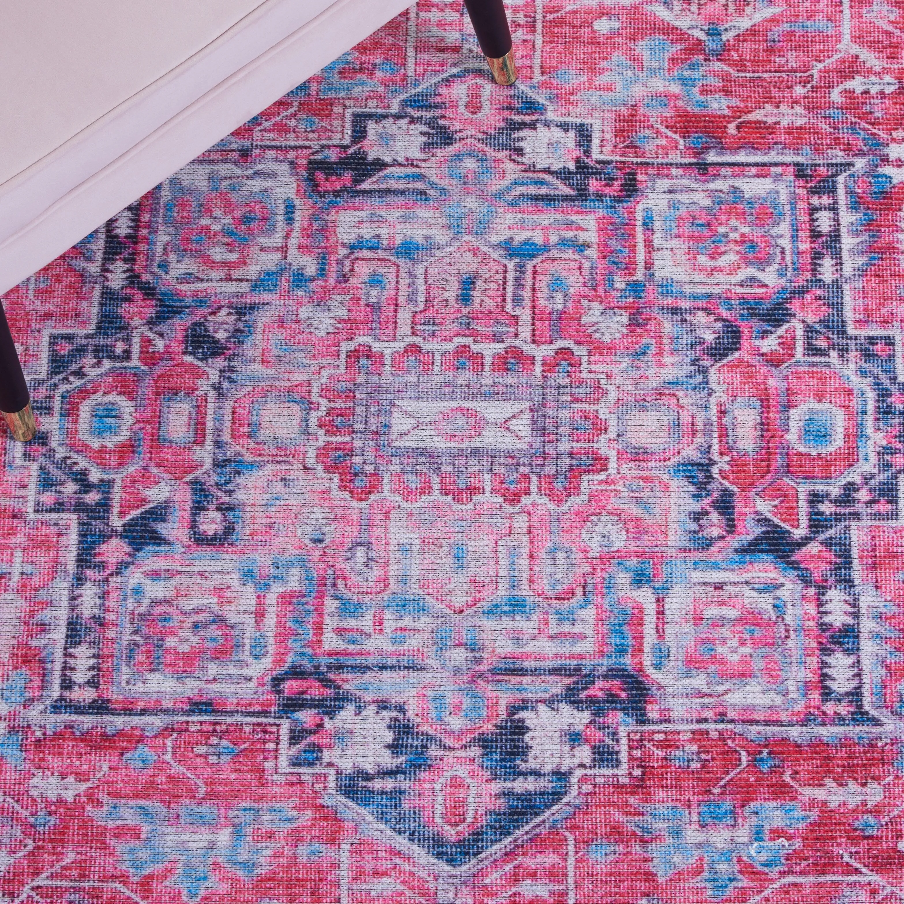 SAFAVIEH Serapi Machine Washable Vallie Medallion Distressed Rug