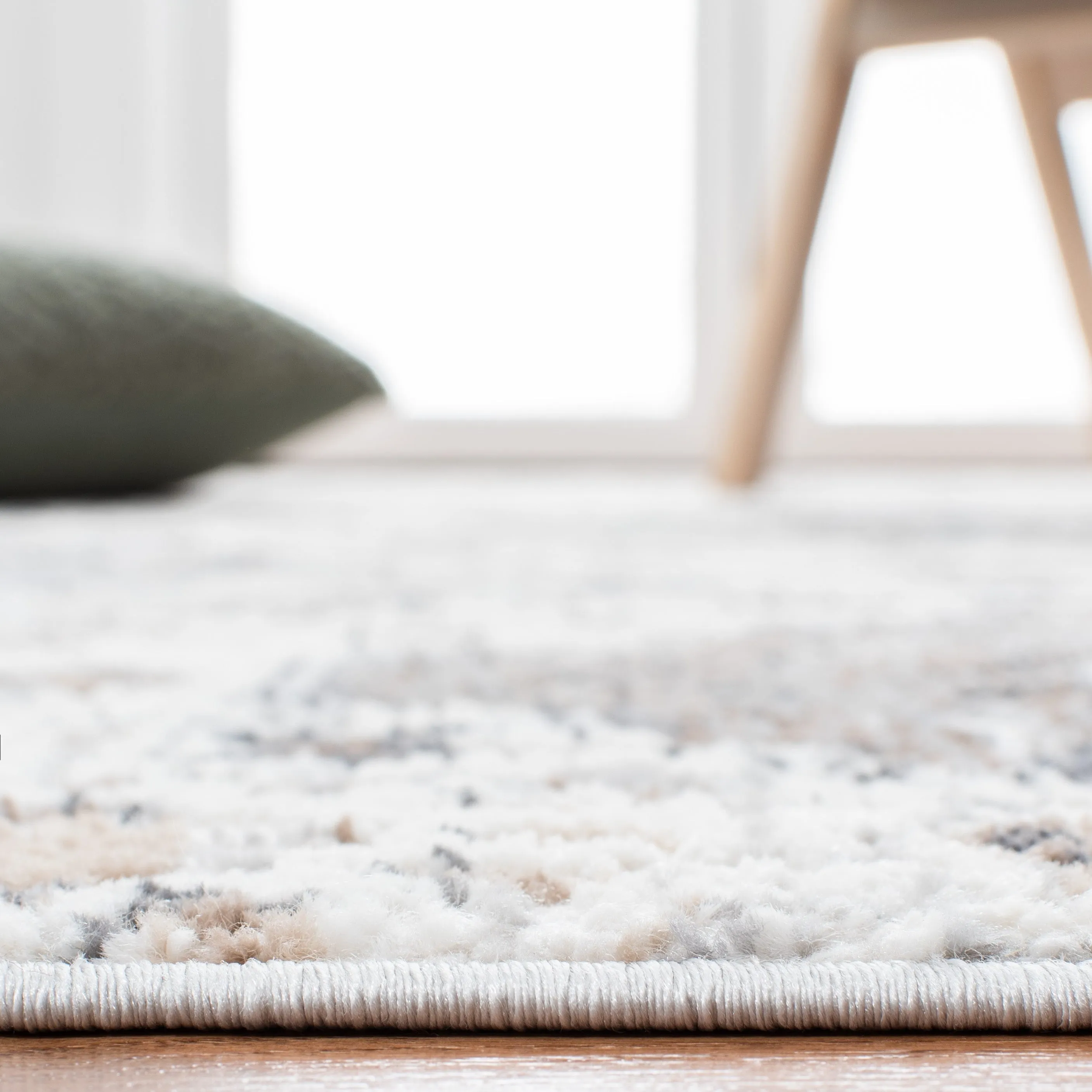 SAFAVIEH Shivan Henka Floral Rug