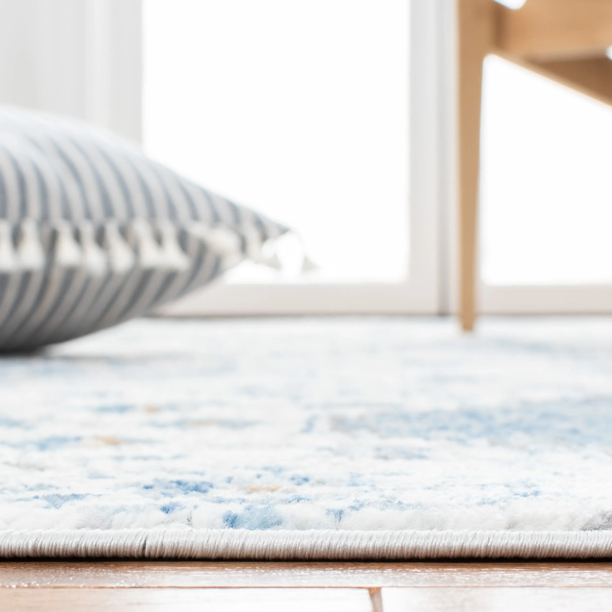 SAFAVIEH Shivan Henka Floral Rug