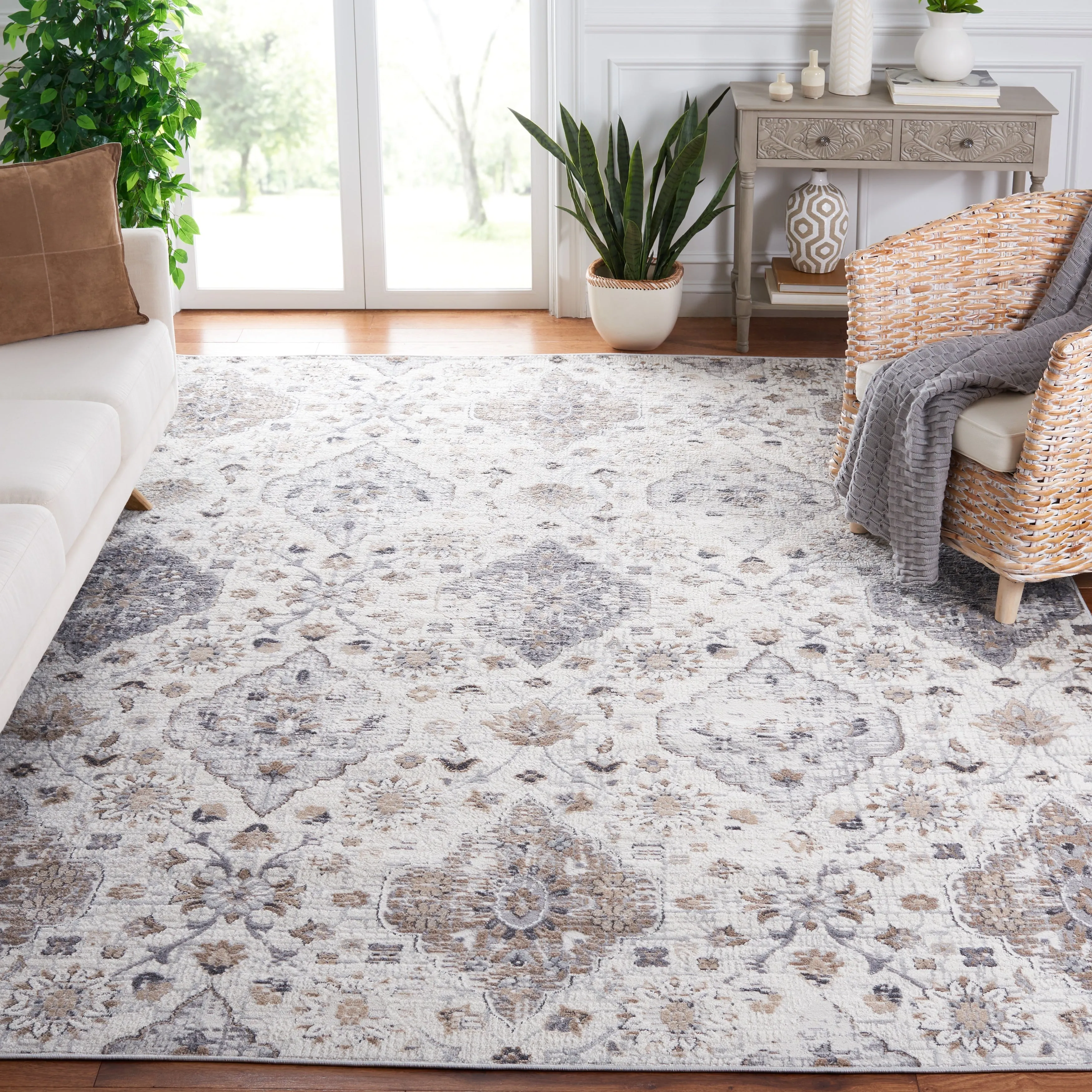 SAFAVIEH Shivan Henka Floral Rug