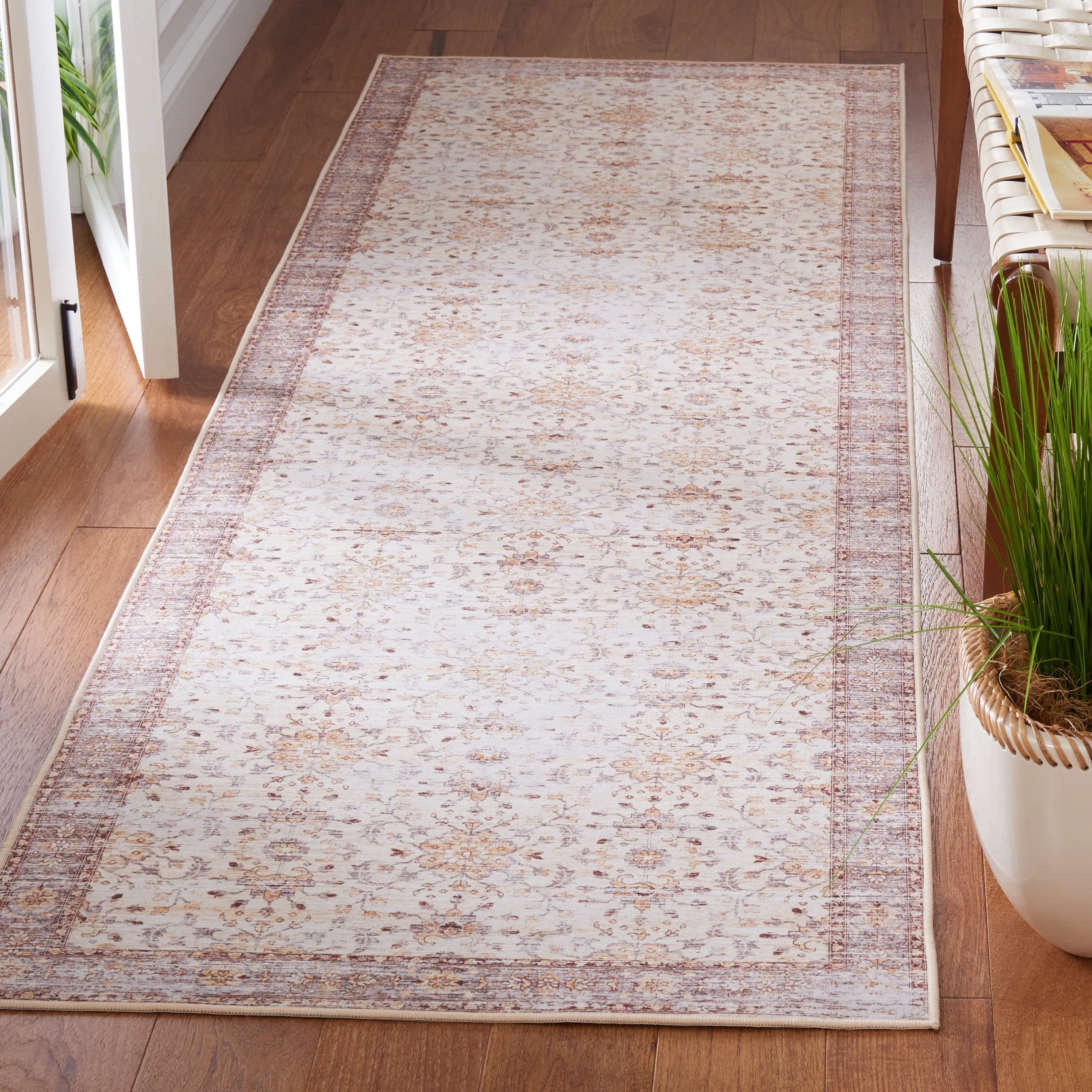 SAFAVIEH Tucson Machine Washable Slip Resistant Riham Oriental Rug