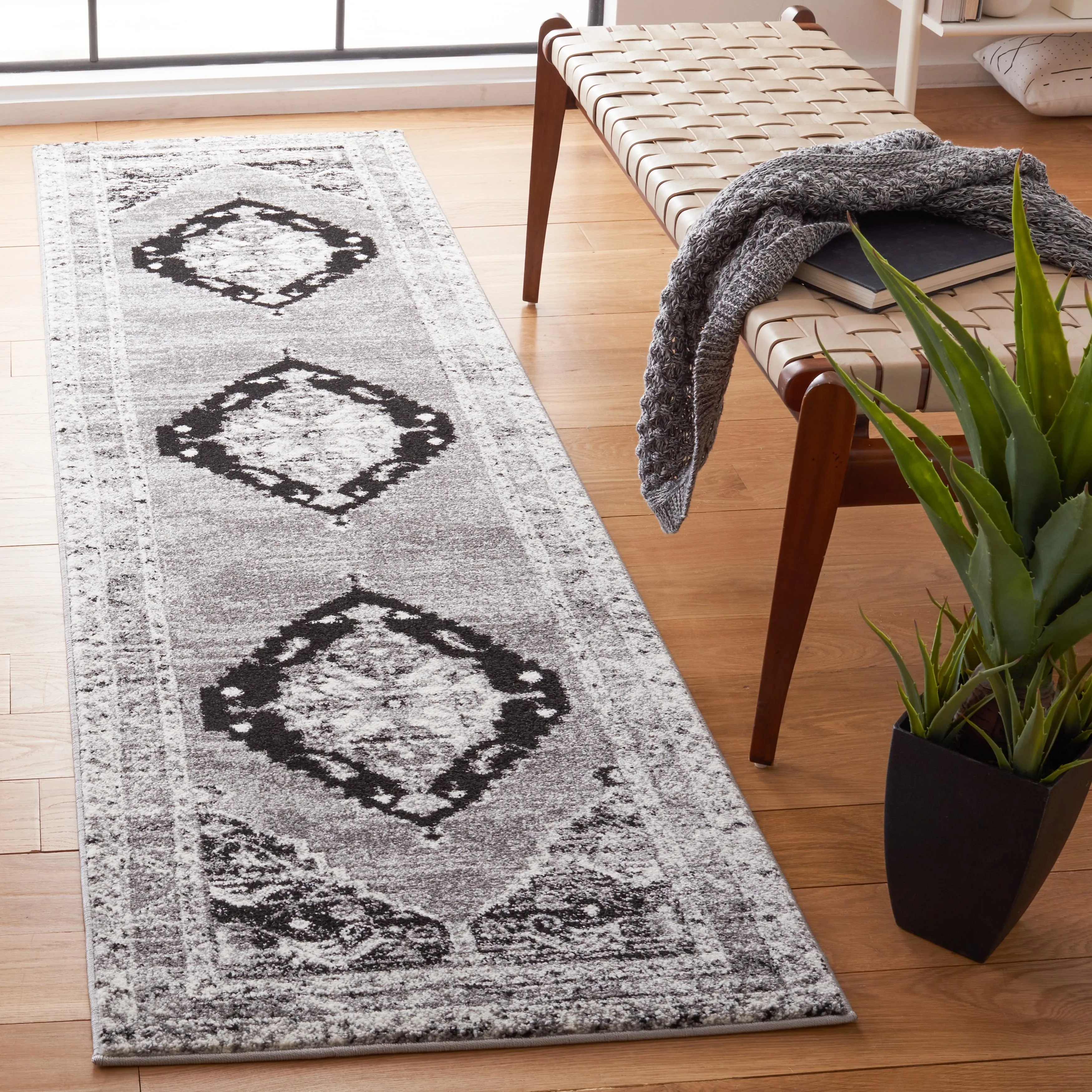 SAFAVIEH Vintage Hamadan Lucile Traditional Medallion Rug