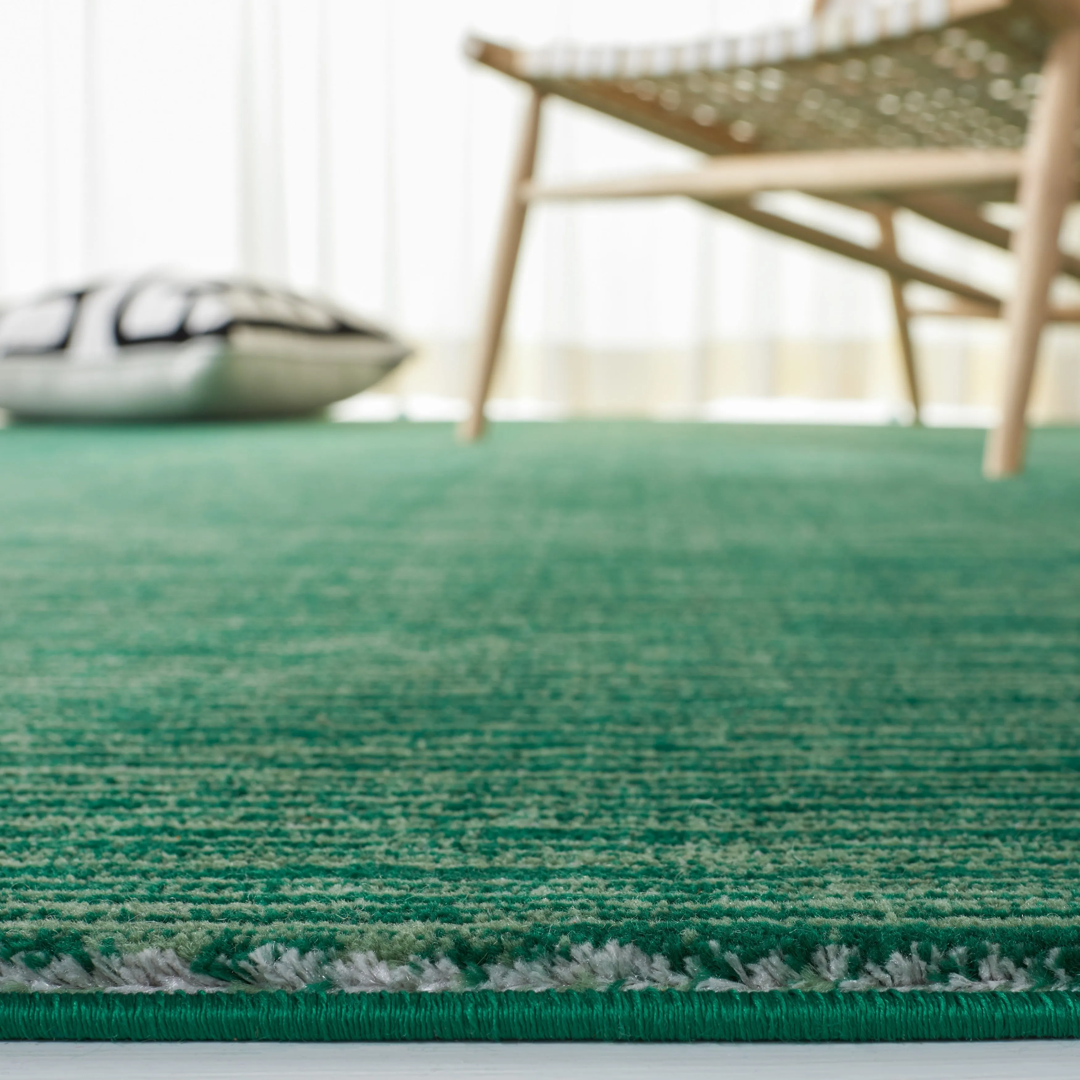 SAFAVIEH Vision Sunanda Modern Ombre Tonal Rug.