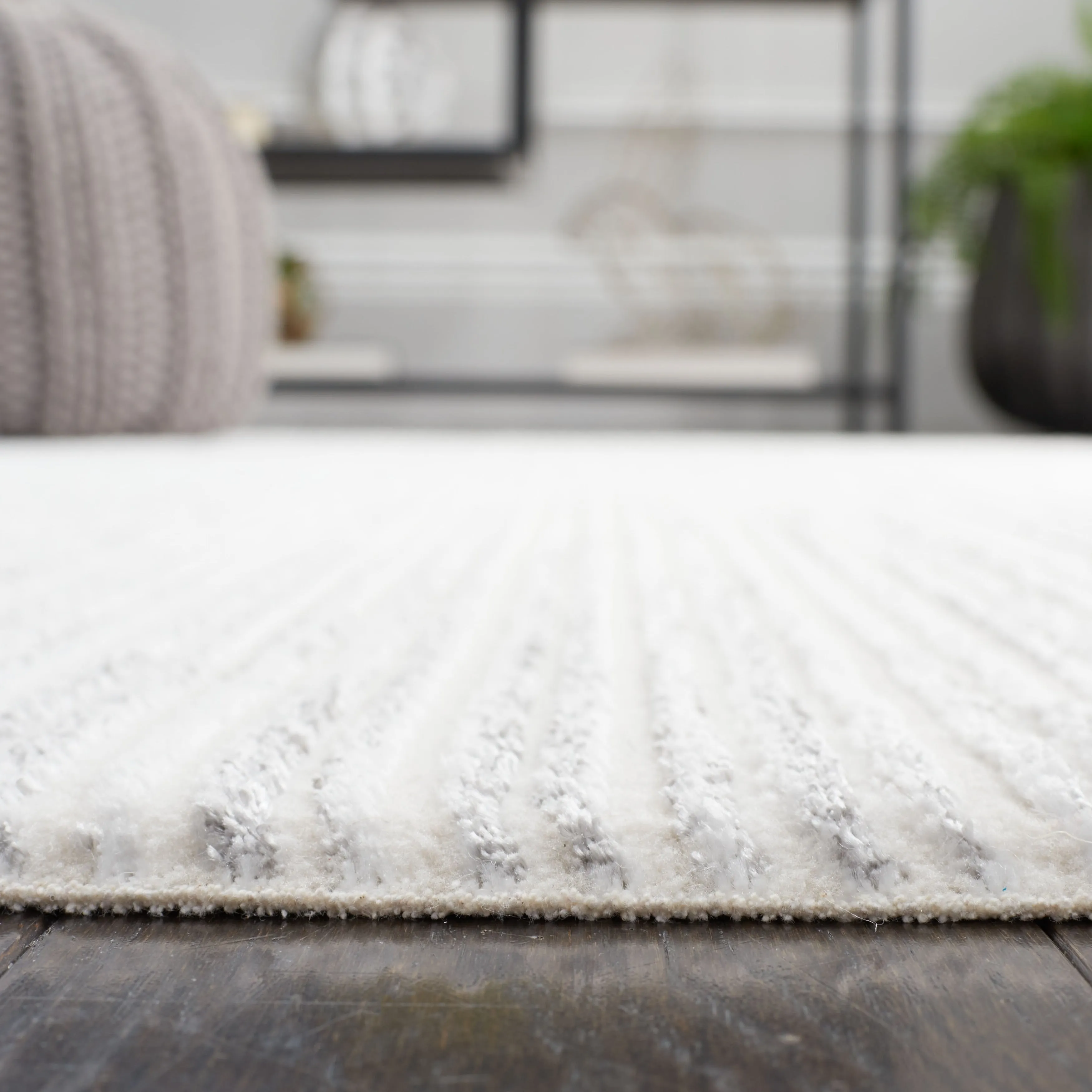 SAFAVIEH Whisper Quinty Contemporary Stripe Fringe Rug