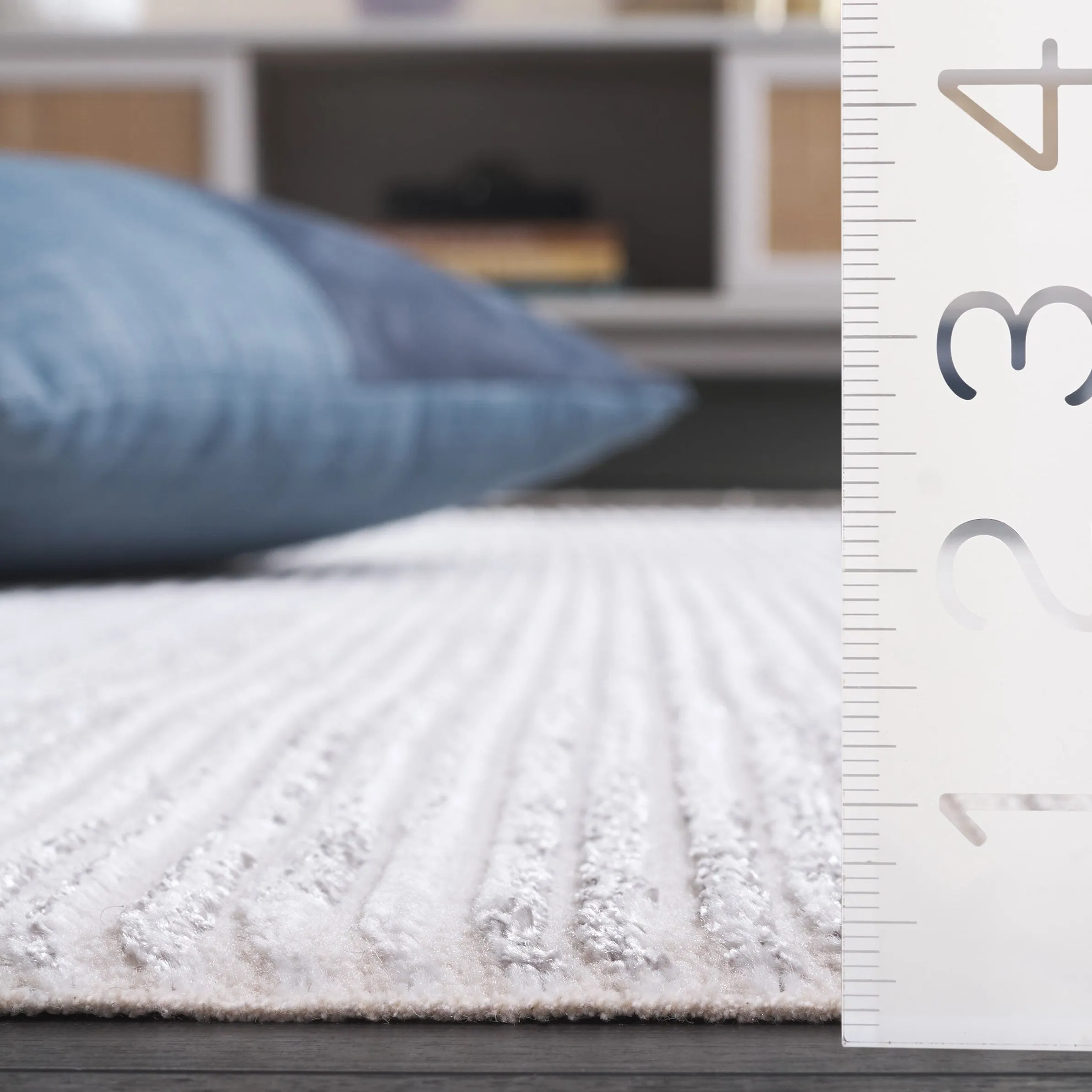 SAFAVIEH Whisper Quinty Contemporary Stripe Fringe Rug