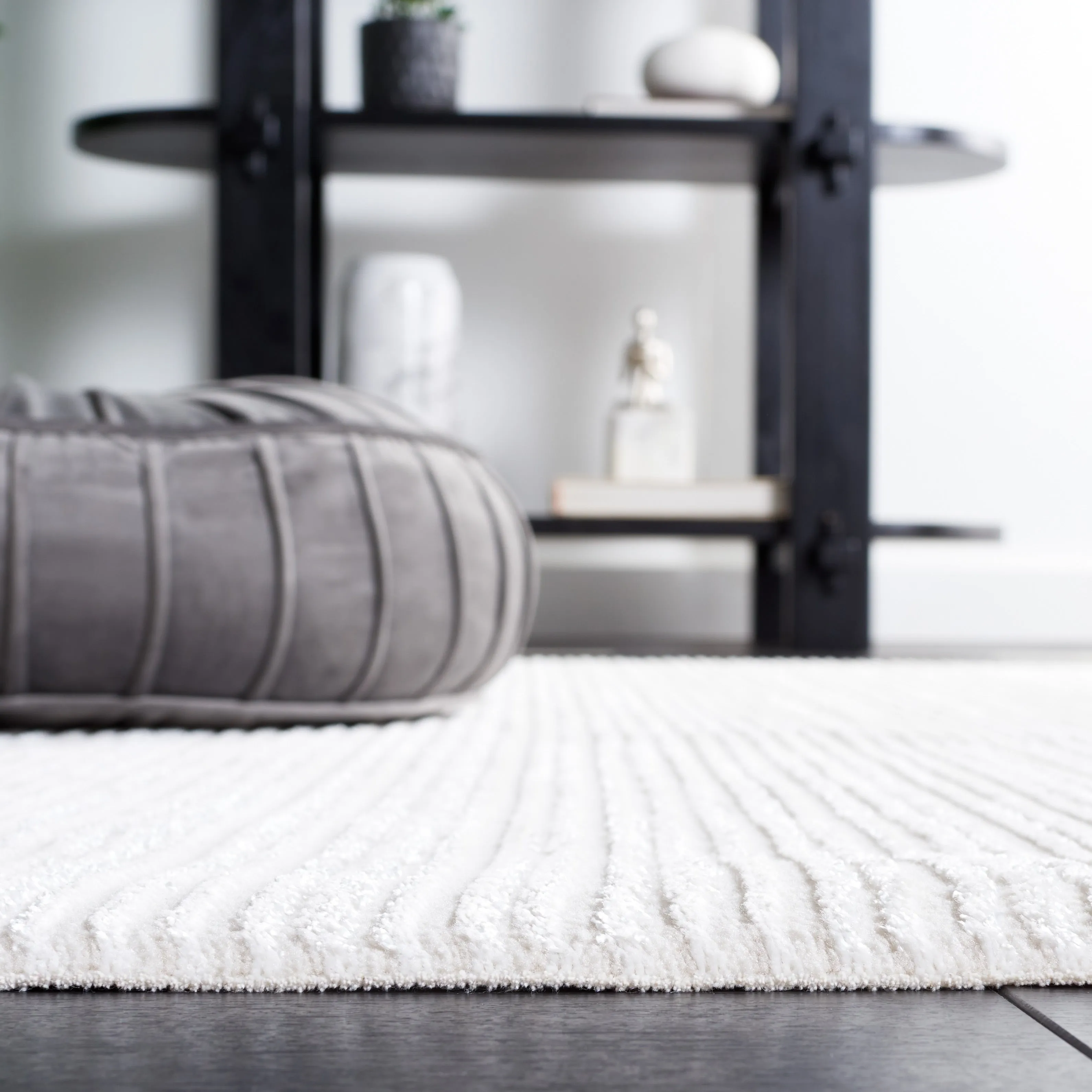 SAFAVIEH Whisper Quinty Contemporary Stripe Fringe Rug