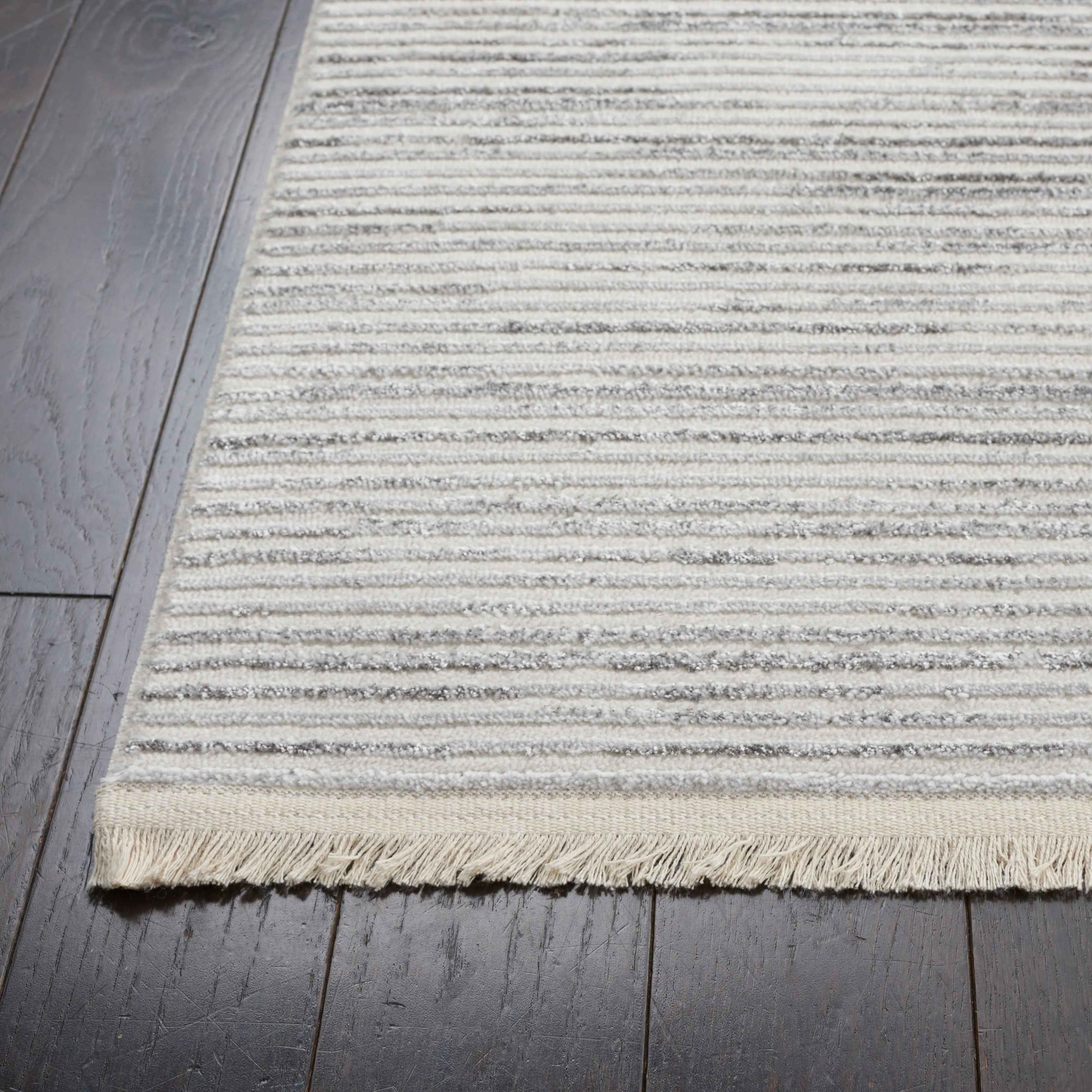 SAFAVIEH Whisper Quinty Contemporary Stripe Fringe Rug