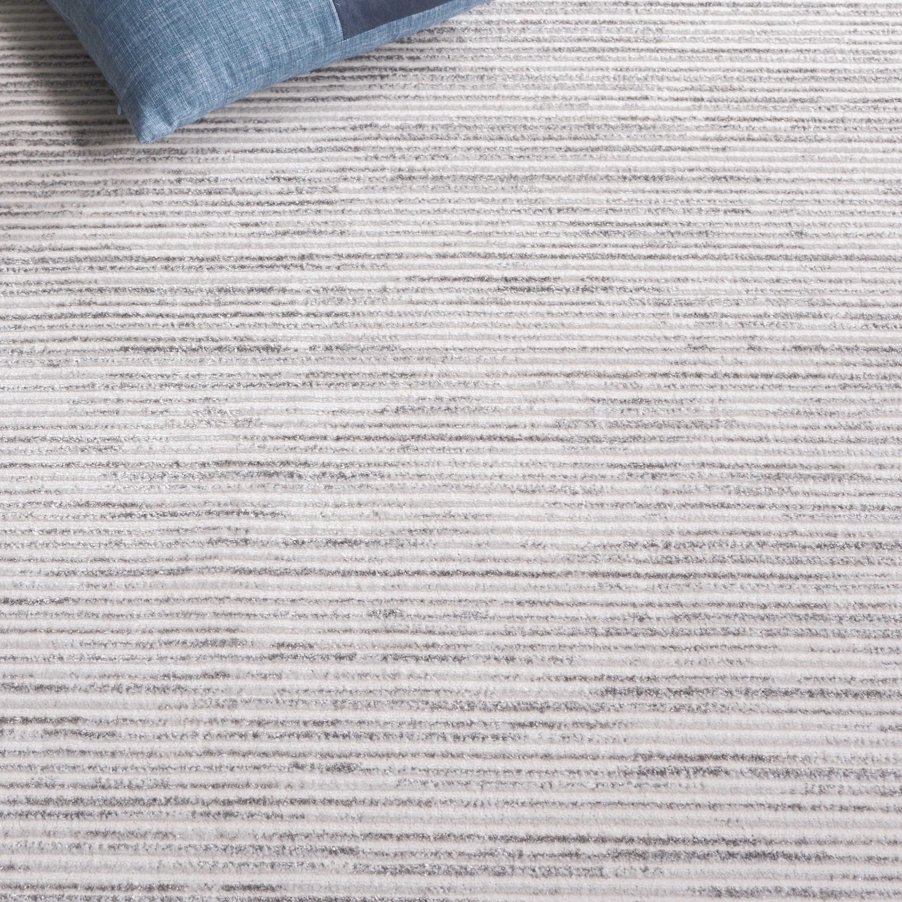 SAFAVIEH Whisper Quinty Contemporary Stripe Fringe Rug