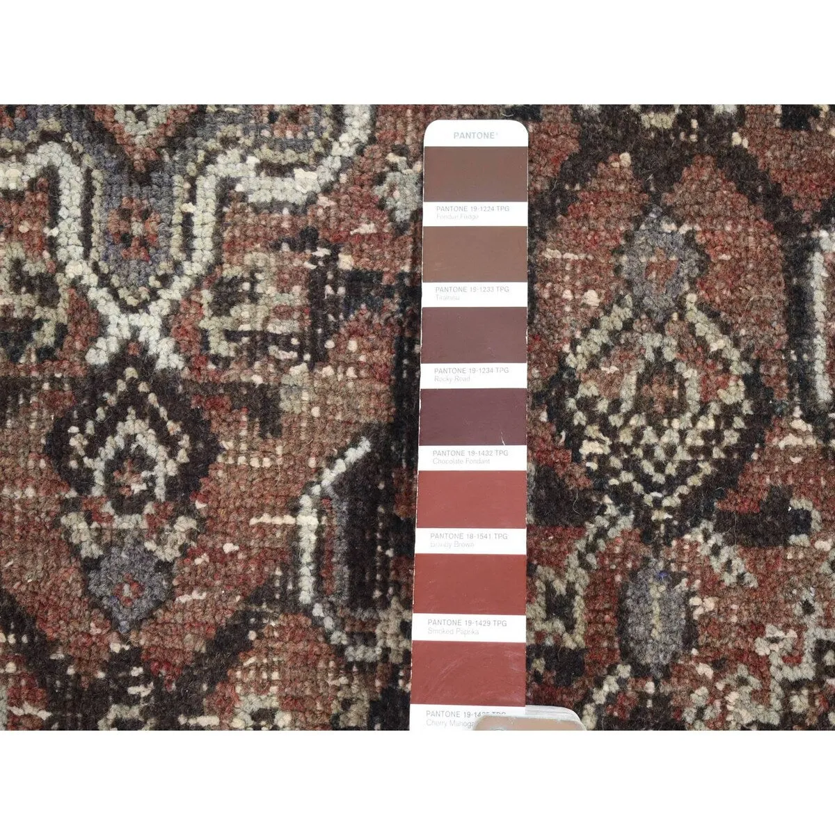 Shahbanu Rugs Light Red Vintage Persian Shiraz with Geometric Medallion Design Hand Knotted Pure Wool Oriental Rug (5'3x8'4)